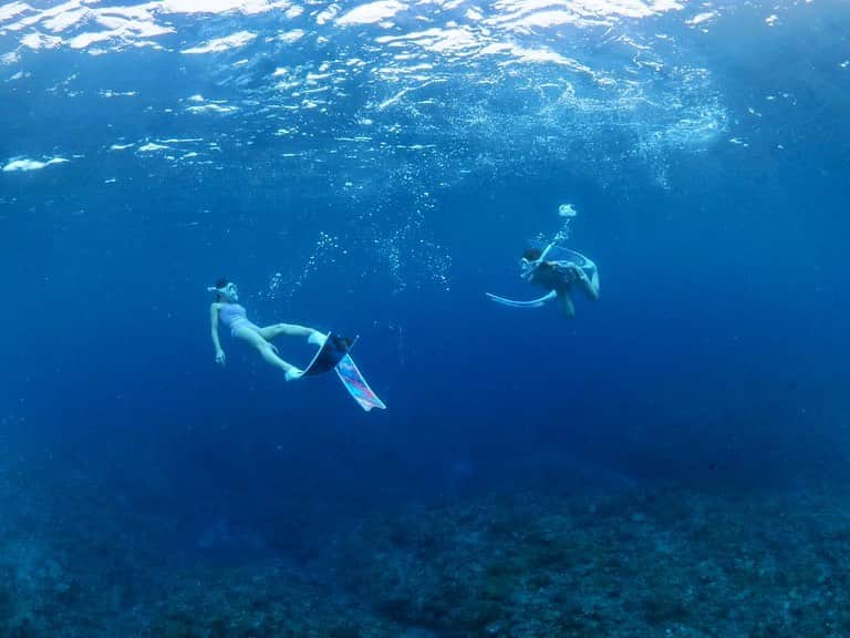 おりささんのインスタグラム写真 - (おりさInstagram)「🤿 かよと沖縄でスキンダイビング🐠  @mermaid_line_okinawa さんに お願いしました✨✨✨ ・ 高級カメラで水中の写真撮ってもらえるし、 泳ぎ方のレクチャーもしてもらえて楽しかった✨ ・ あと インスタ映えなフィンとラッシュガードも 種類たくさんある中から選べるのも良かった☺️ ・ もっと練習して 長時間潜れるようになりたい🥺 ・ ・ ・ ・ #mermaidline#okinawa#japan#trip#sea#beach#diving#ダイビング #沖縄マリンスポーツ #スキンダイビング #沖縄スキンダイビング #スキンダイビング女子 #沖縄海遊び#沖縄#沖縄旅行#海#海の中#絶景#タビジョ#女子旅#慶良間諸島#慶良間ブルー #慶良間#慶良間諸島ダイビング #慶良間諸島シュノーケル」7月5日 20時34分 - orisa_0510