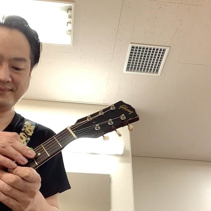 松浦真也のインスタグラム：「メッセンジャーさんの出囃子❤️  #3フレット上、巻き弦のとこでピック挟むと、ボーンと鳴ります。 #ほんまはキーC♯やけど癖でC」