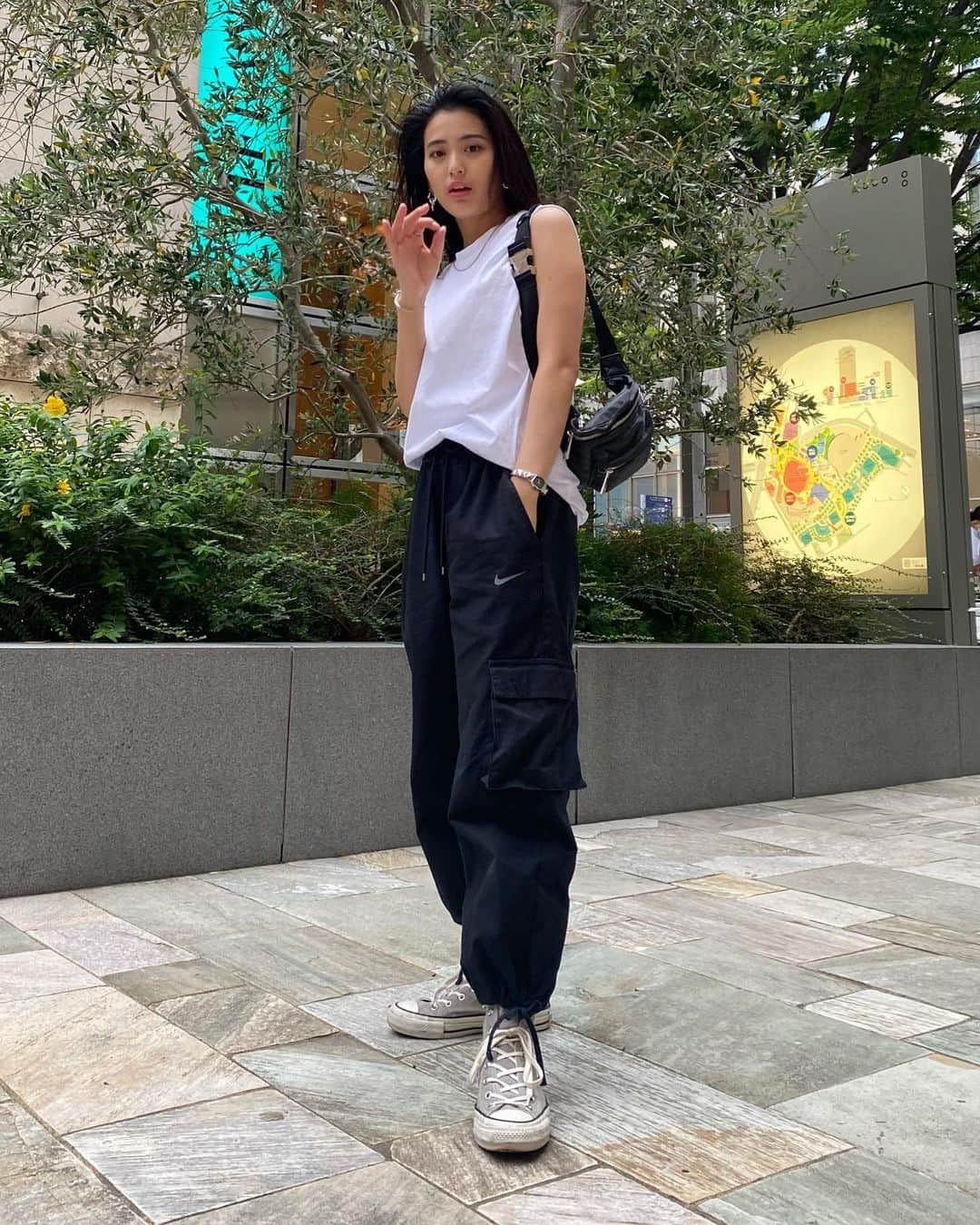 のインスタグラム：「撮ってもらったらラストにいつもこのポーズする👌. . . #るうふく #ootd #ootdfashion #outfitoftheday #スウェットパンツ #スウェットコーデ #カジュアルコーデ #nike #モノクロコーデ #converse #zara #hm」