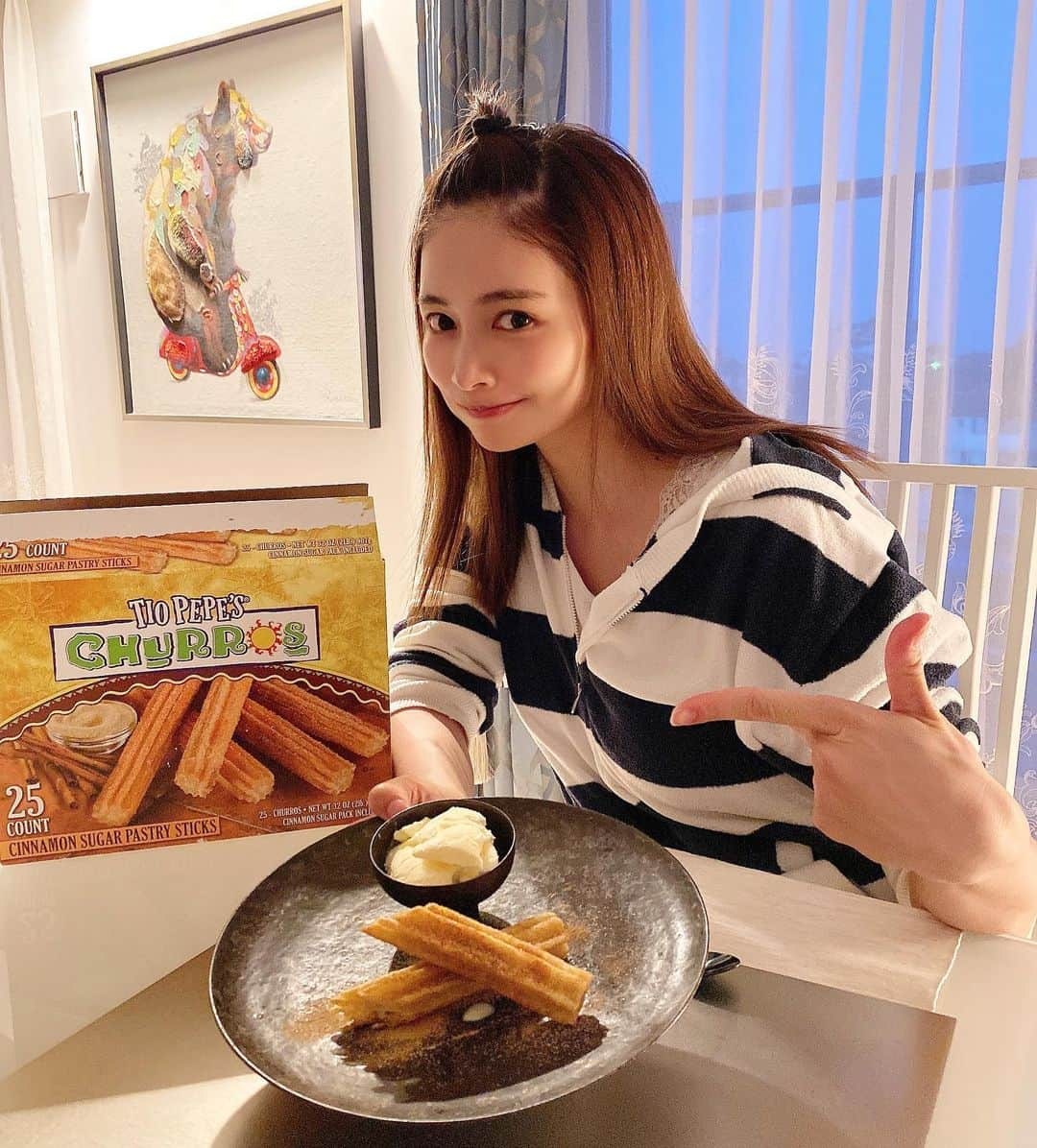 得あゆさんのインスタグラム写真 - (得あゆInstagram)「毎晩の楽しみの夜食の時間です🍩🍨🍫 寝る前にすっぴんで食べる夜食ほど幸せなものはないです。  この日はコストコのチュロス🤍 めちゃくちゃ美味しかった🍩🤍 子育て頑張ってるから甘いもの食べていい❤️ っていうルールができて(勝手に) それを言い訳に絶賛産後太り中かもしれない🐷笑  そろそろやばいな、ってなったら やめます。…やめれるかな？笑  あ、この写真裸眼ですよ🤣←アピール ・ ・ ・ ・ ・ ・ ・ ・ ・ ・ ・ ・ ・ ・ ・ ・ ・ ・ ・ ・ ・ #コストコ#チュロス#コストコ購入品#コストコおすすめ#食後のデザート#夜食#アイス#アイスクリーム#おうちカフェ#おうち居酒屋#おうち時間#おうち#手作り#手料理#手料理日記#パジャマ#部屋着#すっぴん#産後ダイエット#子育てママ#ママファッション#夫婦生活#赤ちゃんのいる暮らし#家族ごはん#食器#器のある暮らし#器#うつわ好き#器好き#churros」7月5日 20時49分 - tokuayu819