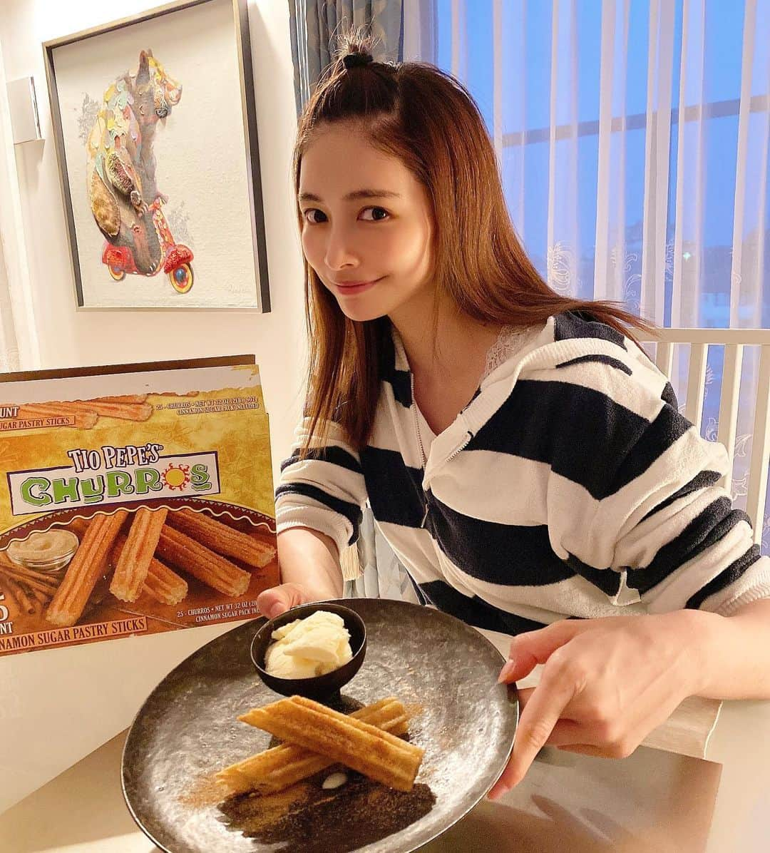 得あゆさんのインスタグラム写真 - (得あゆInstagram)「毎晩の楽しみの夜食の時間です🍩🍨🍫 寝る前にすっぴんで食べる夜食ほど幸せなものはないです。  この日はコストコのチュロス🤍 めちゃくちゃ美味しかった🍩🤍 子育て頑張ってるから甘いもの食べていい❤️ っていうルールができて(勝手に) それを言い訳に絶賛産後太り中かもしれない🐷笑  そろそろやばいな、ってなったら やめます。…やめれるかな？笑  あ、この写真裸眼ですよ🤣←アピール ・ ・ ・ ・ ・ ・ ・ ・ ・ ・ ・ ・ ・ ・ ・ ・ ・ ・ ・ ・ ・ #コストコ#チュロス#コストコ購入品#コストコおすすめ#食後のデザート#夜食#アイス#アイスクリーム#おうちカフェ#おうち居酒屋#おうち時間#おうち#手作り#手料理#手料理日記#パジャマ#部屋着#すっぴん#産後ダイエット#子育てママ#ママファッション#夫婦生活#赤ちゃんのいる暮らし#家族ごはん#食器#器のある暮らし#器#うつわ好き#器好き#churros」7月5日 20時49分 - tokuayu819