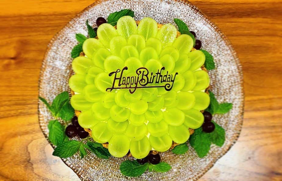 松田丈志のインスタグラム：「少し遅れましたが、 6月23日で37歳になりました👌 今年も妻の手作りケーキと共に子供達がお祝いしてくれました👩🧒👶 益々頑張ります🙆‍♂️」