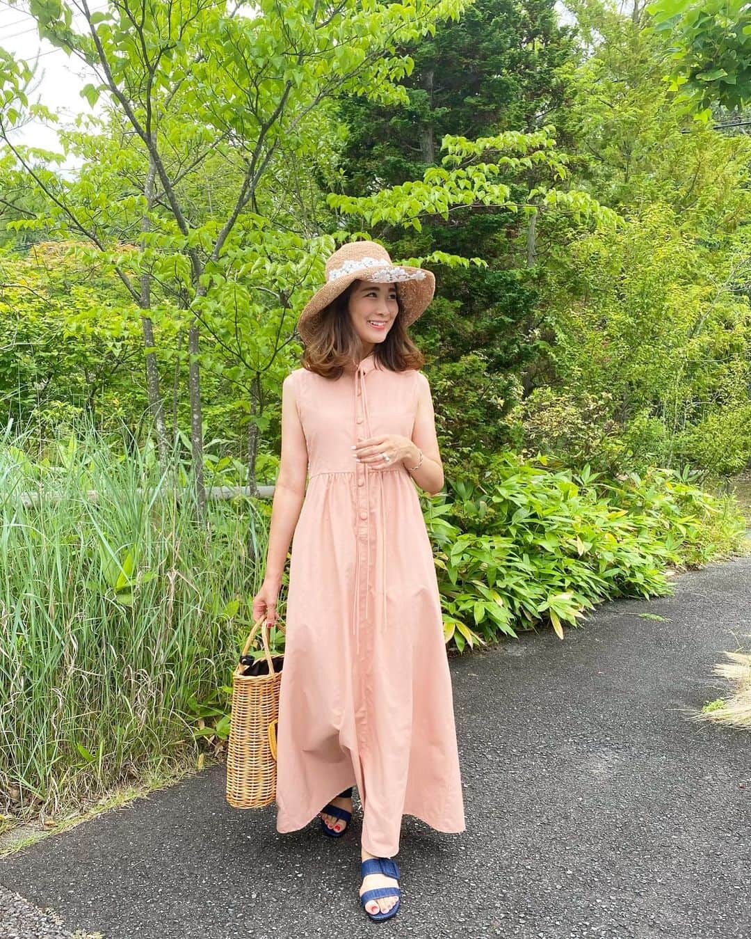 Mai Wakimizuのインスタグラム：「ストリングロングドレスのカラー違いはサーモンピンク♡肌馴染みの良いサーモンピンクなので、色の白い方にも日焼け肌の方にもどちらも不思議と合うカラーです♡シルエットはロング丈で、私はぺたんこでとことんロングを楽しむのがこのドレスの好きな着方です＼(^o^)／首元のストリング、今日は無造作に1回くくっただけ♡合わせたハットは去年から引き続き愛用中のMODISTEのもの♡ #wakkinstyle#ootd#coordinate dress:#linkable @linkable_official(今週8日〜予約販売予定) bag:#ludlow shoes:#manoloblahnik  hat:#modiste」