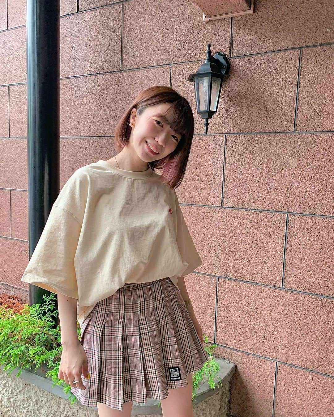 ぱいぱいでか美のインスタグラム：「ビッグシルエットTシャツ好き〜 . 秋にリブランディング予定のLePigeonVoyageur 一足先に展示会で見させてもらって Tシャツも頂いちゃいました🕊 ボディの色もバックプリントや刺繍の配色も 肩のつぎはぎ感もさりげなくて良い〜🙆🏻‍♀️ (私の肩幅が狭すぎるせいで落として着てるけど ほんとは多分肩のデザインはもっとわかりやすいアイテムだと思われる🥲) スカートは気に入りすぎのちんたくんさんとこのです💗 . 新連載始まりました！ ハイライトに載せたのでぜひ読んでください〜 文章のお仕事、最近またやらせてもらってて あと2つくらい公開予定のものあるので そちらも楽しみにしてもらえたら嬉しいです🙌🏻 . #lepigeonvoyageur #tirededge #俺はインスタグラマーになりてぇ #ぱいぱいでか美 #でか美ちゃん」