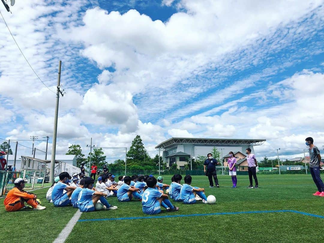 岩本恵美加さんのインスタグラム写真 - (岩本恵美加Instagram)「◌𓈒𖡼 🖥TOKAIケーブルネットワーク『トコチャンワイド』 🕐2021.07.06（火）12:00〜 ﹋﹋﹋﹋﹋﹋﹋﹋﹋﹋﹋﹋﹋﹋﹋﹋﹋﹋ ㅤㅤ 番組内 #藤枝MYFC 応援コーナー 【 一体感MYFC 】が放送されます📣 ㅤㅤ 今回は特別編！ 地元少年団とのサッカー対決⚽️💫 ㅤㅤ 藤枝MYFCのスポンサー 【ダイトー水産 オレは摂取す】 地元のサッカー少年団 【焼津JSC】 と一体感MYFCがコラボ✨ ㅤㅤ 今回のゲストは 【 GK40 #名良橋拓真 選手 】 【 MF41 #清本拓己 選手 】🙌 ㅤㅤ ⋱⋰ ⋱⋰ ⋱⋰ ⋱⋰ ⋱⋰ ⋱⋰ ⋱⋰ ⋱⋰ ㅤㅤ ドリブルやPK対決、ミニゲームなどを通して 子ども達がプロの技に触れ、 目をキラキラさせていたり 本気で悔しがったり ㅤㅤ 私は毎度のことながらポンコツですが！(笑) そんな子ども達を見る事が出来て 嬉しかったなぁ☺️ ㅤㅤ 明日の放送は［前半］になります。 ぜひご覧下さい(`✪︎ω✪︎´)！！ ㅤㅤ  （再放送：16時、21時、24時、翌５時） （１枚目の写真の時のみマスクを外しました） （PCR検査を受けています） （感染症対策を徹底し撮影しました） ﹋﹋﹋﹋﹋﹋﹋﹋﹋﹋﹋﹋﹋﹋﹋﹋﹋﹋ #soccer #jleague #j3 #shizuoka #yaizu #fujieda #少年団 #サッカー少年団 #藤枝 #焼津 #焼津JSC #MYFC #松岡亮輔 #オレは摂取す #サッカー #jリーグ」7月5日 20時56分 - emk_iwmt