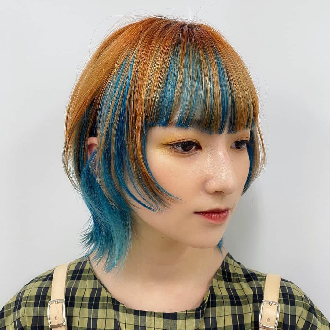 内田聡一郎さんのインスタグラム写真 - (内田聡一郎Instagram)「after→before✂️ 今日のセミナー モデルさんビフォーアフター 切りっぱなしロブからU字バングのウルフ。 オレンジとブルーの反対色を組み合わせたコントラストカラー。  カラー剤クオルシアとシステムトリートメントのプリフィカプロを使って艶やかで鮮やかなカラーリング。 make @leco_shige   #LECO #lecotokyo #fiole #フィヨーレ #滝川　#TAKIGAWA #前髪　#デザインカット #ウルフ　#ウルフカット  #ミニウルフ　#プチウルフ #ウルフヘア　#ウルフボブ  #ウルフショート  #2色カラー  #オレンジカラー #ブルーカラー #ハイトーンカラー #ツーセクションカラー  #コントラストカラー #ポイントカラー #デザインカラー #セクションカラー #セミナー #美容師　#美容師の休日」7月5日 20時59分 - soucuts