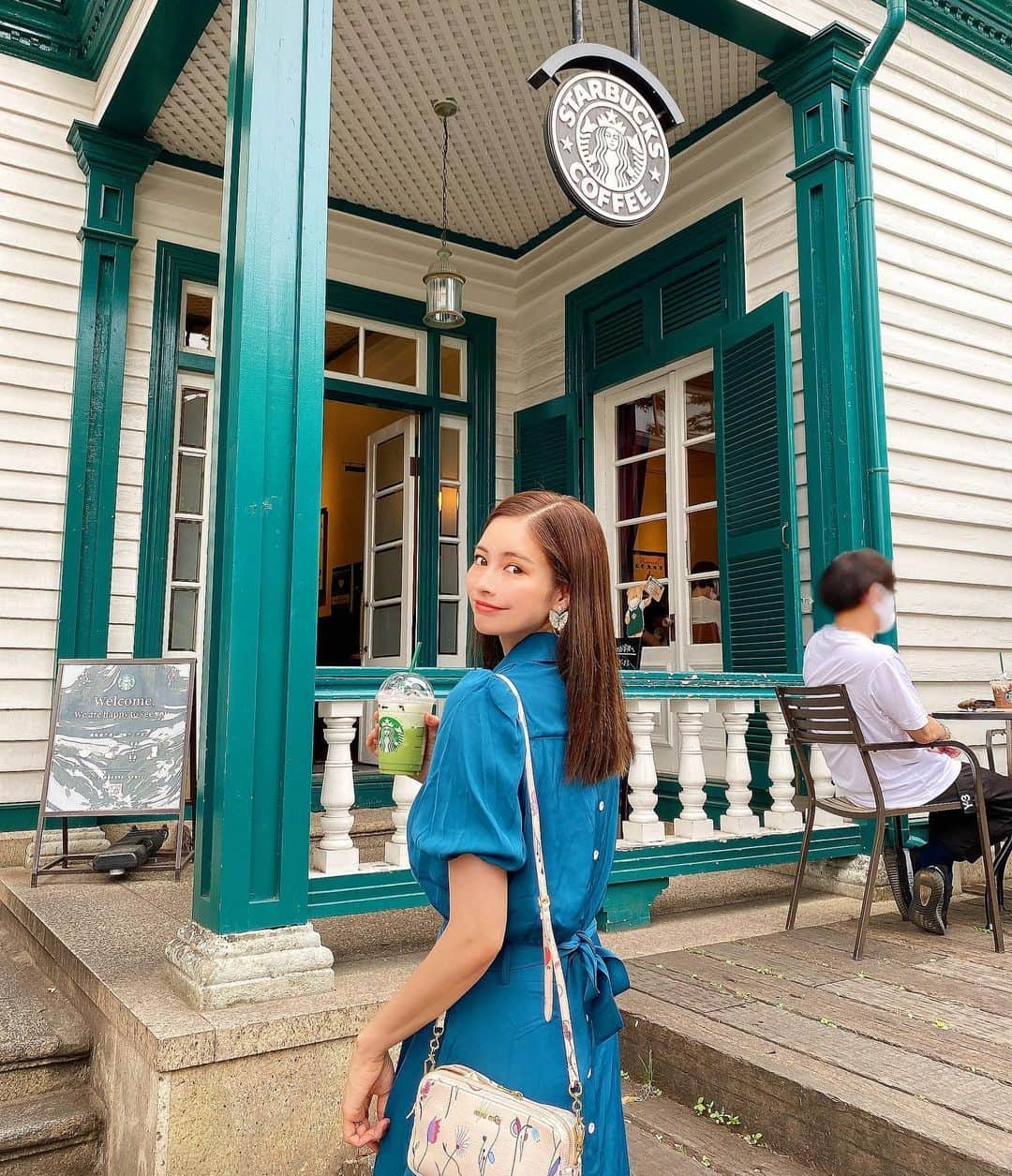 得あゆさんのインスタグラム写真 - (得あゆInstagram)「47都道府県のスタバ飲んだ？☕️💚 大阪のやつバナナ入ってるから飲めなくて😔笑 兵庫のやつ飲みたいなぁ🥺💚  てゆうかまじこんな可愛いスタバが 神戸にあったなんて聞いてないよ？？？関西初心者。笑 全国にあるお洒落なスタバしりたい！ 教えて〜〜〜！！！💚☕️   このワンピ後ろが可愛いから たくさん写真載せましたみてね💙→→→ @spicaglow 💙 1000円引きのクーポン→ fsg11 よかったら使ってね！  ・ ・ ・ ・ ・ ・ ・ ・ ・ ・ ・ #スタバ#スターバックス#コーヒー#カフェ#大阪カフェ#神戸カフェ#神戸ランチ#神戸グルメ#神戸観光#大阪グルメ#スターバックスコーヒー#インスタ映え#カメラ女子#ママコーデ#ママファッション#子育てママ#男の子ママ#産後ダイエット#産後#スニーカー#ワンピース#大人可愛い#大人カジュアル#大人コーデ#スニーカー女子#スニーカーコーデ#valentino#miumiu#sneaker#starbuckscoffee」7月5日 20時59分 - tokuayu819