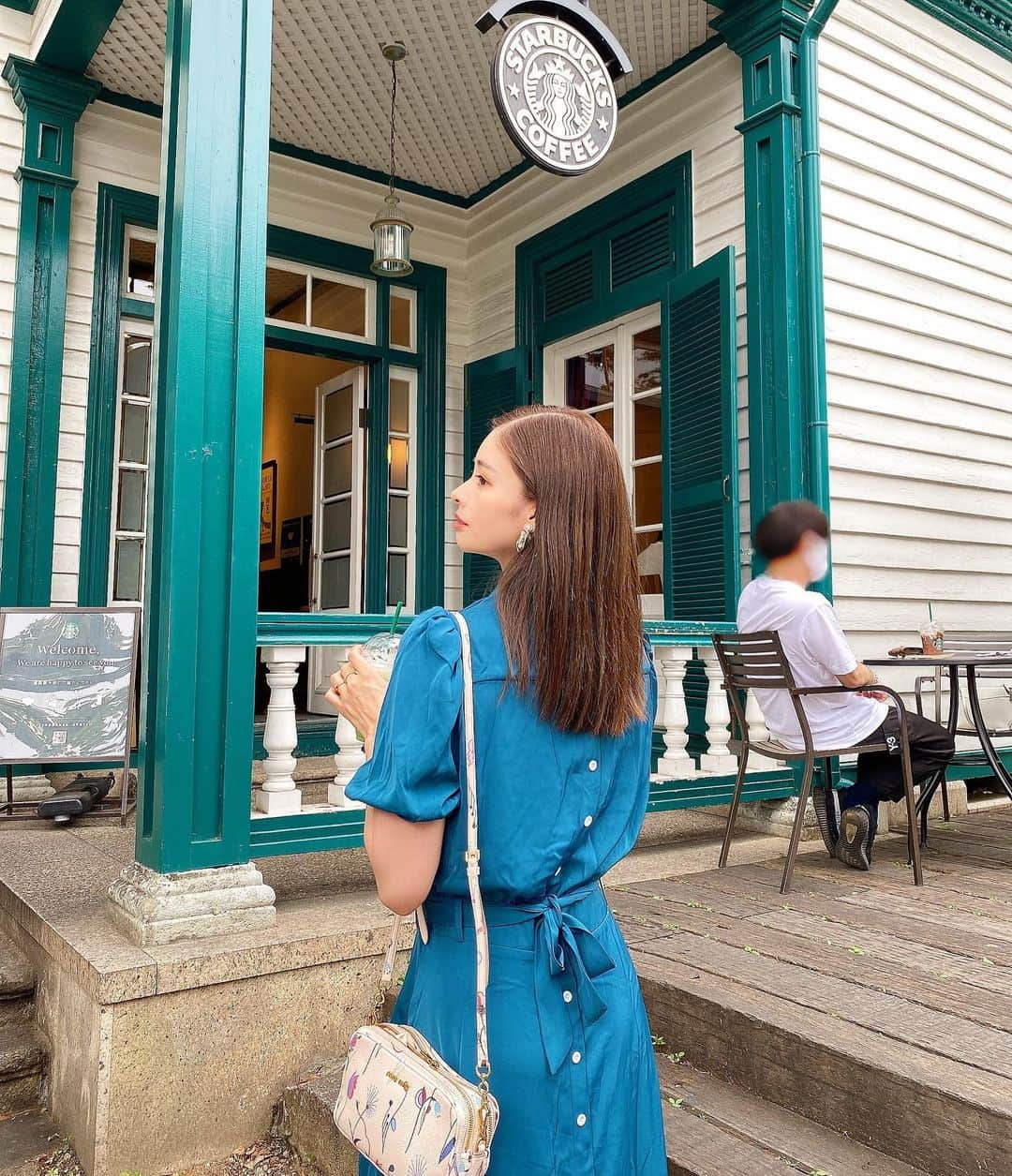 得あゆさんのインスタグラム写真 - (得あゆInstagram)「47都道府県のスタバ飲んだ？☕️💚 大阪のやつバナナ入ってるから飲めなくて😔笑 兵庫のやつ飲みたいなぁ🥺💚  てゆうかまじこんな可愛いスタバが 神戸にあったなんて聞いてないよ？？？関西初心者。笑 全国にあるお洒落なスタバしりたい！ 教えて〜〜〜！！！💚☕️   このワンピ後ろが可愛いから たくさん写真載せましたみてね💙→→→ @spicaglow 💙 1000円引きのクーポン→ fsg11 よかったら使ってね！  ・ ・ ・ ・ ・ ・ ・ ・ ・ ・ ・ #スタバ#スターバックス#コーヒー#カフェ#大阪カフェ#神戸カフェ#神戸ランチ#神戸グルメ#神戸観光#大阪グルメ#スターバックスコーヒー#インスタ映え#カメラ女子#ママコーデ#ママファッション#子育てママ#男の子ママ#産後ダイエット#産後#スニーカー#ワンピース#大人可愛い#大人カジュアル#大人コーデ#スニーカー女子#スニーカーコーデ#valentino#miumiu#sneaker#starbuckscoffee」7月5日 20時59分 - tokuayu819