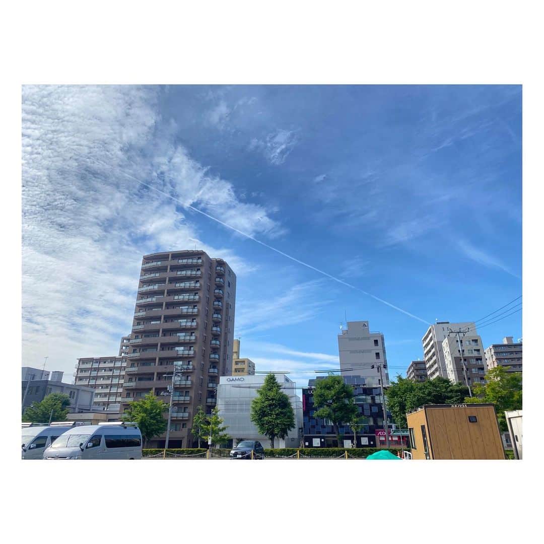 石井祐里枝のインスタグラム：「昨日早朝勤務を終えて会社を出たら 綺麗な飛行機雲✈️が出迎えてくれました✨  思わずパシャリ📸  なかなか消えなかったので「綺麗だな〜」と眺めながら帰りました🐾  ふと今 飛行機雲について調べてみると  飛行機雲が長く残る時は「天気が崩れることが多い」んだとか！  だから今日雨が降っていたの！？と驚きが隠せません😳  飛行機雲は氷の粒でできていて、上空の空気が湿っていると長く残るらしいです☁️  逆に空気が乾いている時はすぐに消えてしまうから晴れが続くんだそう。  ほー！知らなかった。面白い✨  今週はお天気ぐずつくみたいです。 体調などお気をつけてお過ごし下さい🌼  #飛行機雲　#空 #空写真 #雲　#天気　#観天望気 #北海道　#札幌　#天気予報　#蝦夷梅雨　#くるかな #UHB #アナウンサー」