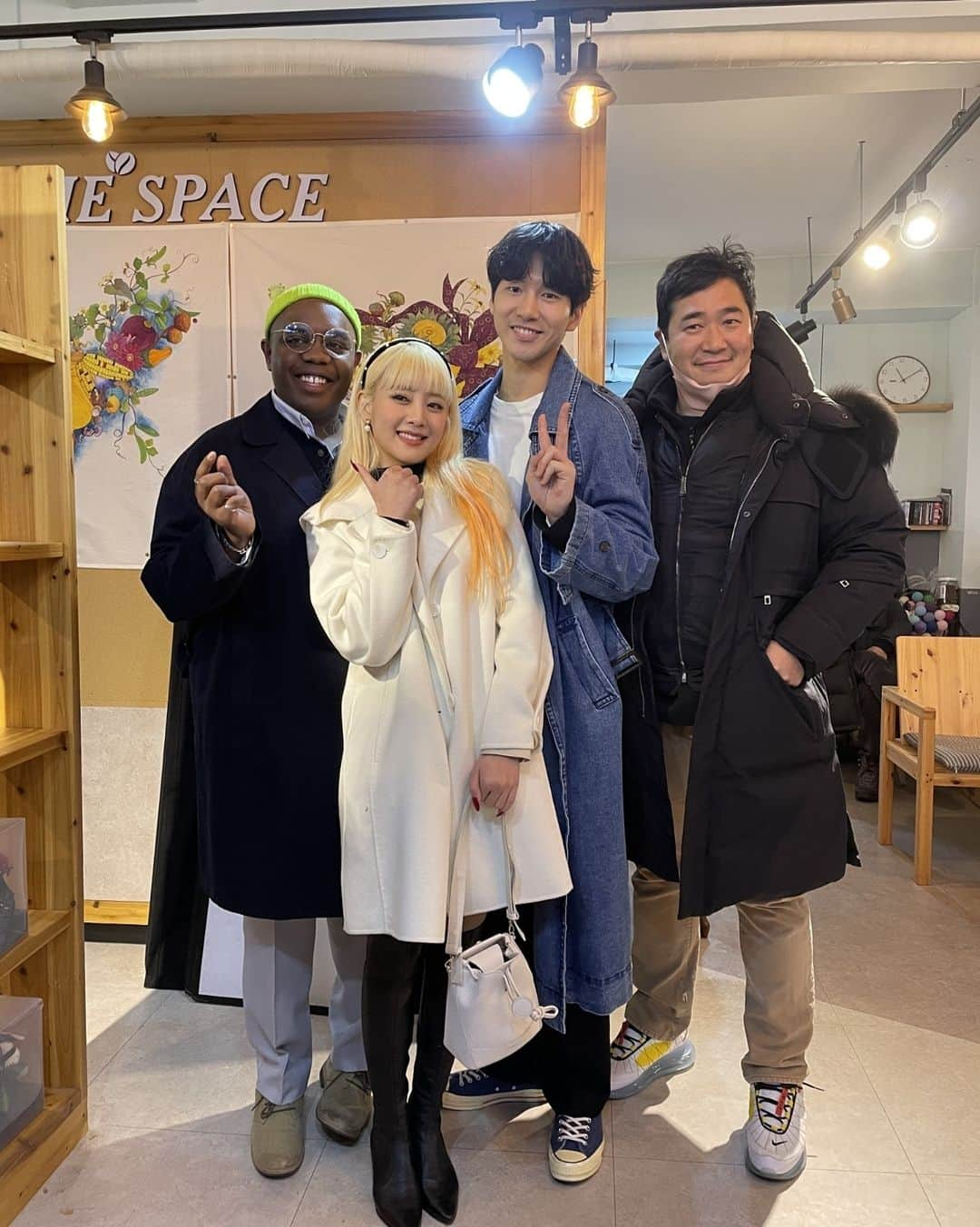 イ・ジェジュンさんのインスタグラム写真 - (イ・ジェジュンInstagram)「혼자, with 테리스, with 민니, with 테리스,민니, 감독님, Link in bio  #내일지구가망해버렸으면좋겠어 #SoNotWorthIt #NETFLIX」7月5日 21時28分 - leejj1020