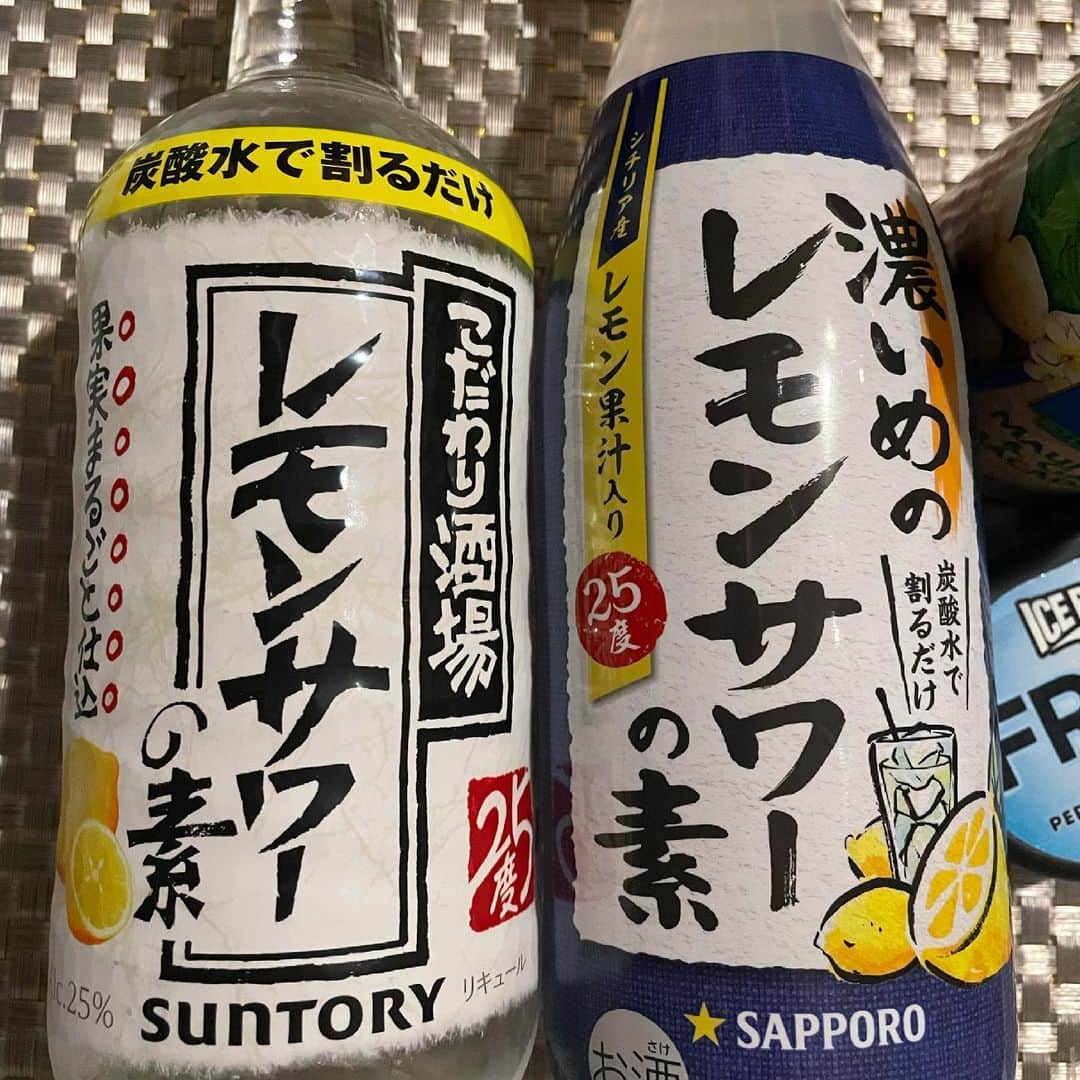 吉山りささんのインスタグラム写真 - (吉山りさInstagram)「🥃🍋  好みがあると思うけど  みんなはどっち派かなー？ ( っ'-')╮ =͟͟͞͞🍋  あたしはこの2つなら  えぐみの感じない  サッポロさんの 濃いめのレモンサワーが好き😘💜   #レモンサワー  #🍋 #lemon  #レモンサワーの素  #勝手にレモンサワー対決   #お酒  #お酒好き女子  #乾杯  #ただいま からの #家飲み  #おうち時間   #吉山りさ #温泉女子 #温泉ソムリエ #モデル #フリーモデル #フリーランスモデル  #美容 #美肌   #日本  #観光 #観光pr #旅館 #ホテル  #pr やっております☺️お気軽にお問い合わせ下さい✨」7月5日 21時40分 - oreorerisa