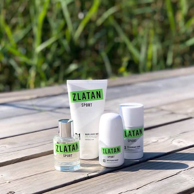 Zlatan Ibrahimović Parfumsのインスタグラム：「ZLATAN SPORT FWD 💚  Fresh and energising scent line with notes of zesty orange and green leaves, blended with elegant cedarwood and the warmth from vetiver and patchouli.  FWD is the feeling of moving confidently in the right direction with a successful mindset, ready for the day’s challenges.  Prepare, be confident, move forward!」