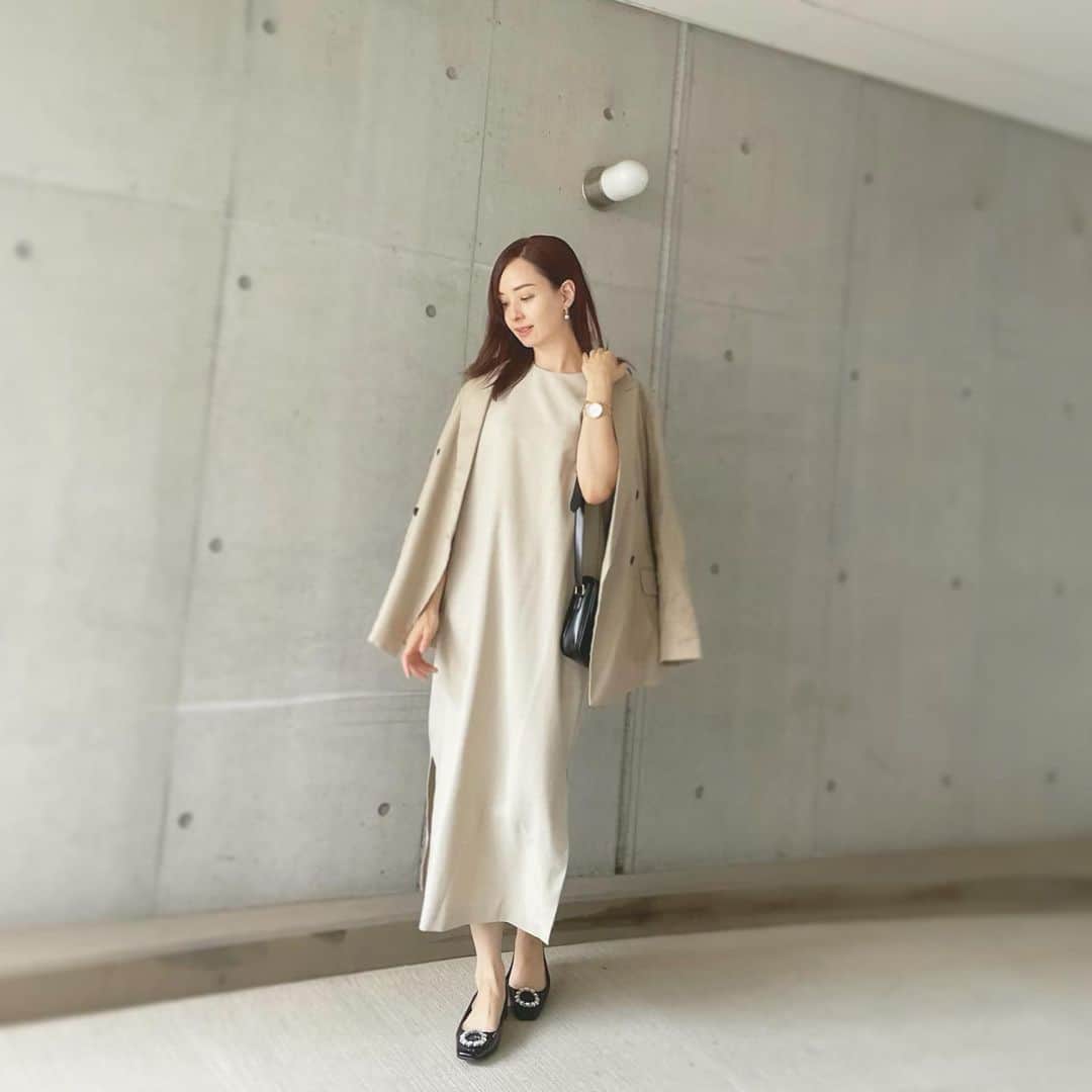 乙黒えりのインスタグラム：「今日はKINS Officeへ。 動画制作です〜  ベージュの日 小物は黒だけど！ 午前中涼しい？って思ったら、雨止んだら暑かったっていう！ジャケットは不要でしたわw 最近気温の変化が読めない...  風邪ひかないように気をつけようね！！  ビタミンC大量に摂取しましょ！！！  #op @_parigot_  #jacket @uncrave_official  #shoes @tsurubymarikooikawa #bag @celine   #ママコーデ#ママファッション#オフィスコーデ」