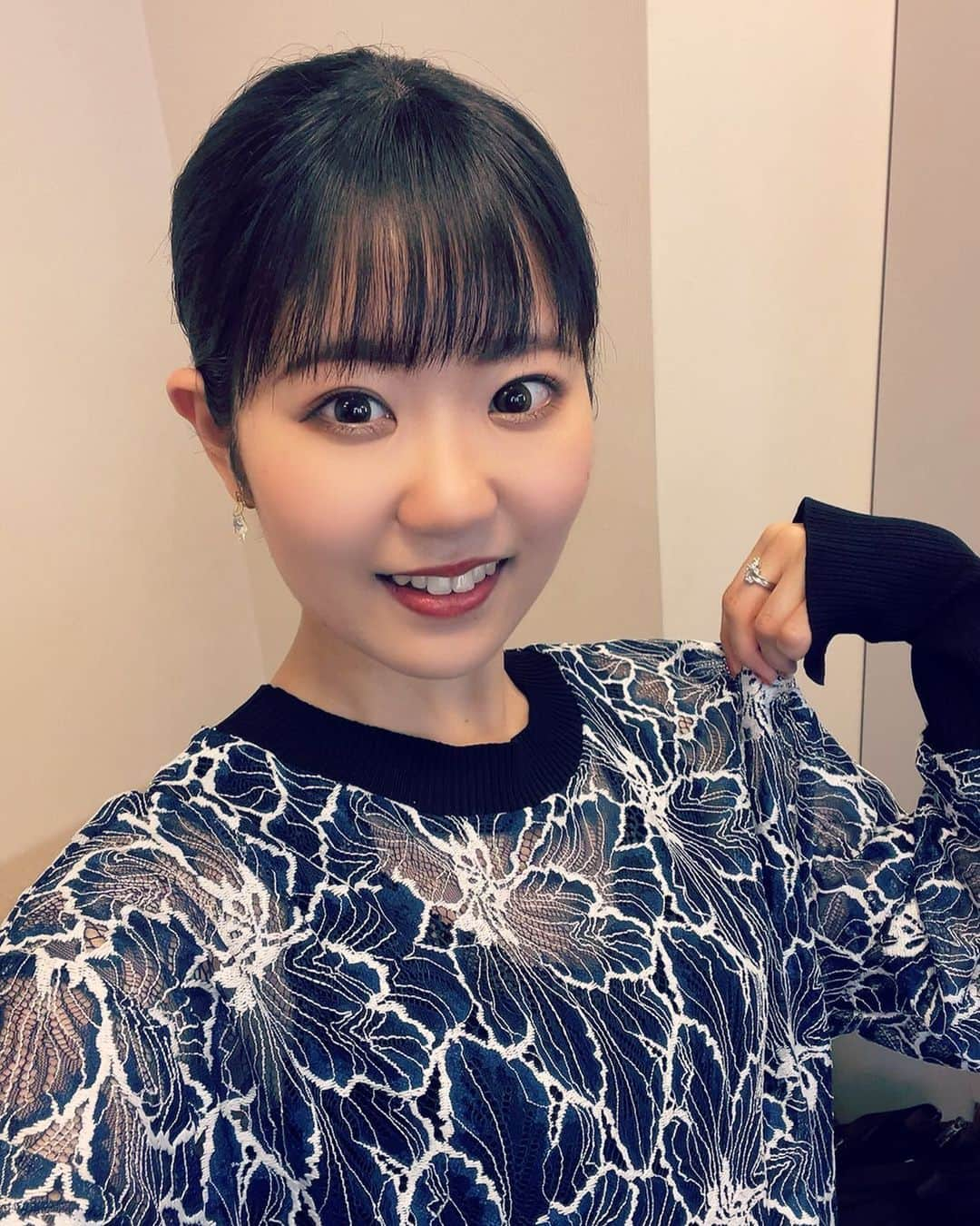 東山奈央さんのインスタグラム写真 - (東山奈央Instagram)「わ！久々になっちゃいましたね…！  このところバタバタで！ 最近は帰ってきたら、とりあえず一回床になってる……（笑）  毎日、出し切ってるよ〜🥺✨！！！  こちらのエレガントな衣装は、  「ゆるっと！グラブル格付けチェック」 という番組のときのもの！  ものすごいバラエティ番組でした！！  好きな演者さんがひとりでも出演していたら、とにかく観た方がいいです！（笑）  私も全力で悩み、全力でリアクションをして、ときに泣きそうになりながら、体当たりで収録してきました！ うちの親はすごい笑いながら観てました！（笑）  おすすめです🤣✨✨  （YouTubeにアーカイブあります〜！）」7月5日 21時49分 - naobou_official