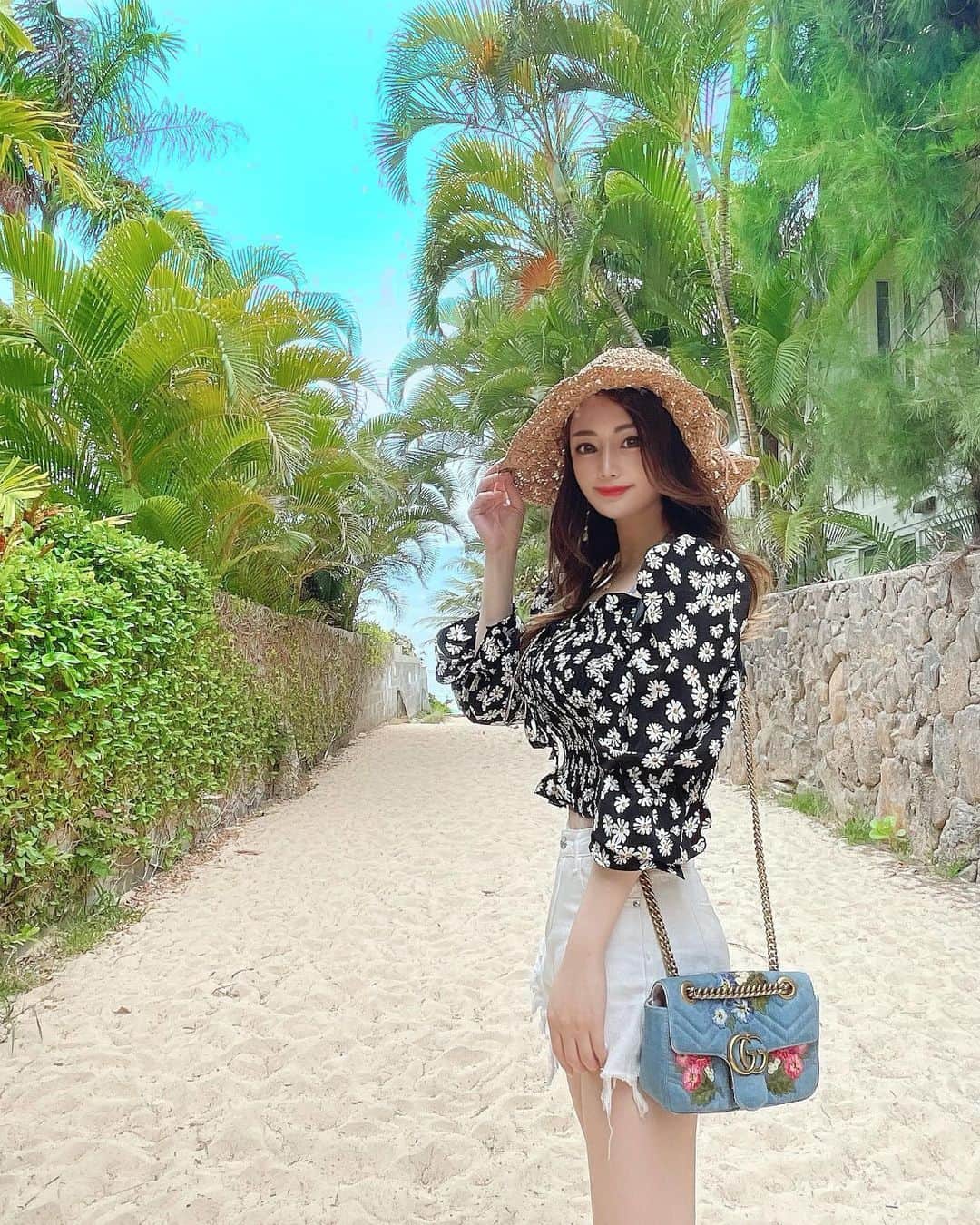 のインスタグラム：「． summer 🌞  思いっきり夏休みなコーデして 旅行や海に行きたい気分🤣🏝🌈💕  #hat @u_dresser  #tops @stella_tokyo.jp  #bag @gucci   #summer#coordinate#new#ootd#udresser#gucci#stellatokyo#trip#ことたび#ことこーで」
