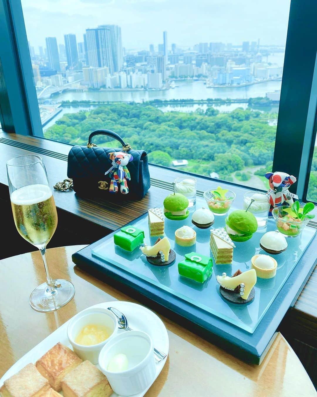 さわいえりさんのインスタグラム写真 - (さわいえりInstagram)「コンラッド東京 @conrad_tokyo  @jimmychoo  コンラッドベア、 国旗柄でリボンに2020って書いてる🧸 オリンピック仕様。 本当は昨年の今頃配る予定だったんだろうな…🇯🇵🇺🇸🇬🇧 ・ ・ ・ ・ ・ ・ ・・ #コンラッド東京#コンラッドベア#コンラッドアフタヌーンティー#ジミーチュウ#ジミーチュウアフタヌーンティー#東京オリンピック#オリンピックベア#可愛い#スイーツ」7月5日 22時23分 - beauty_eri7