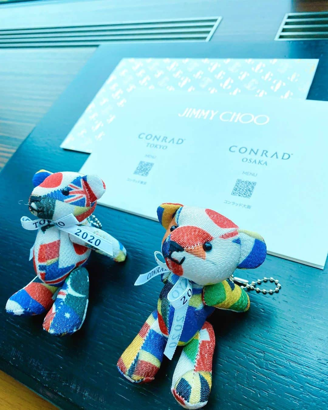 さわいえりさんのインスタグラム写真 - (さわいえりInstagram)「コンラッド東京 @conrad_tokyo  @jimmychoo  コンラッドベア、 国旗柄でリボンに2020って書いてる🧸 オリンピック仕様。 本当は昨年の今頃配る予定だったんだろうな…🇯🇵🇺🇸🇬🇧 ・ ・ ・ ・ ・ ・ ・・ #コンラッド東京#コンラッドベア#コンラッドアフタヌーンティー#ジミーチュウ#ジミーチュウアフタヌーンティー#東京オリンピック#オリンピックベア#可愛い#スイーツ」7月5日 22時23分 - beauty_eri7