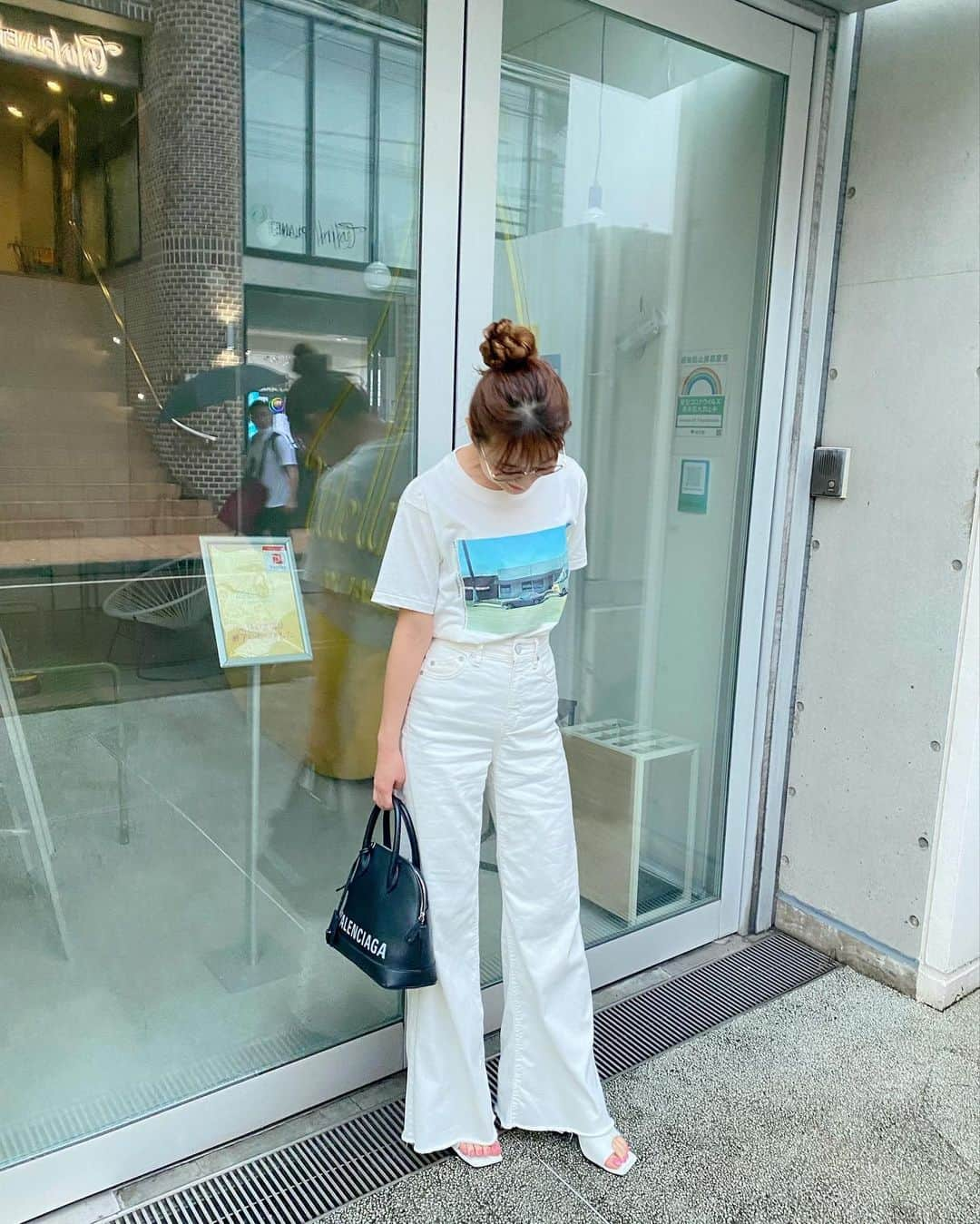 鈴木奈々さんのインスタグラム写真 - (鈴木奈々Instagram)「今日のコーデです🌼 Ｔシャツ→ @loungedress  デニム→ @yanuk_official サンダル→ @re_rz  #今日のコーデ」7月5日 22時39分 - nana_suzuki79