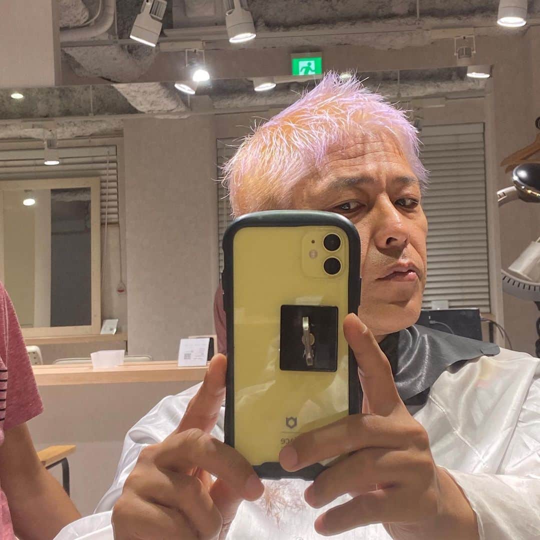 田村亮のインスタグラム：「散髪  #ロンドブーツ亮 #田村亮 #金髪 #22才から #黒髪より金髪人生の方が長い。 #少し紫の部分はいつも切られます。」