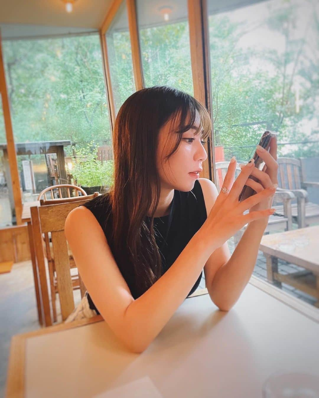 日野麻衣さんのインスタグラム写真 - (日野麻衣Instagram)「ふとした瞬間の写真☺︎  #カフェ #横顔 #グラビア #グラビアアイドル」7月5日 23時10分 - hinomaiofficial