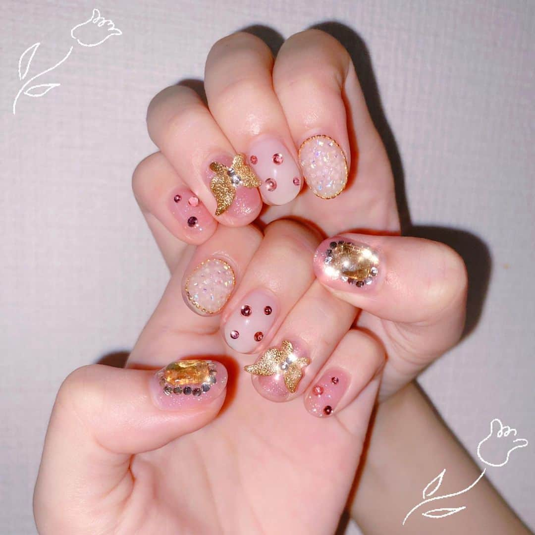 長南舞さんのインスタグラム写真 - (長南舞Instagram)「今月のネイル💅 キラキラなのー！蝶々ついてるの！可愛いでしょ🥰 . いつも可愛くしていただいてありがとうございます👼🏻✨(@emi_parkbytokyo ) . #ネイル #ネイルサロン #ジェルネイル #ネイルデザイン #parkbytokyo」7月5日 23時27分 - chonanmai