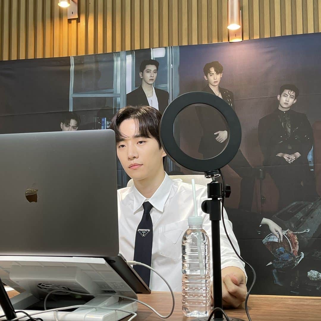 ジュノ のインスタグラム：「천국행 열차 지금 출발합니다. 기장 : 이준호」