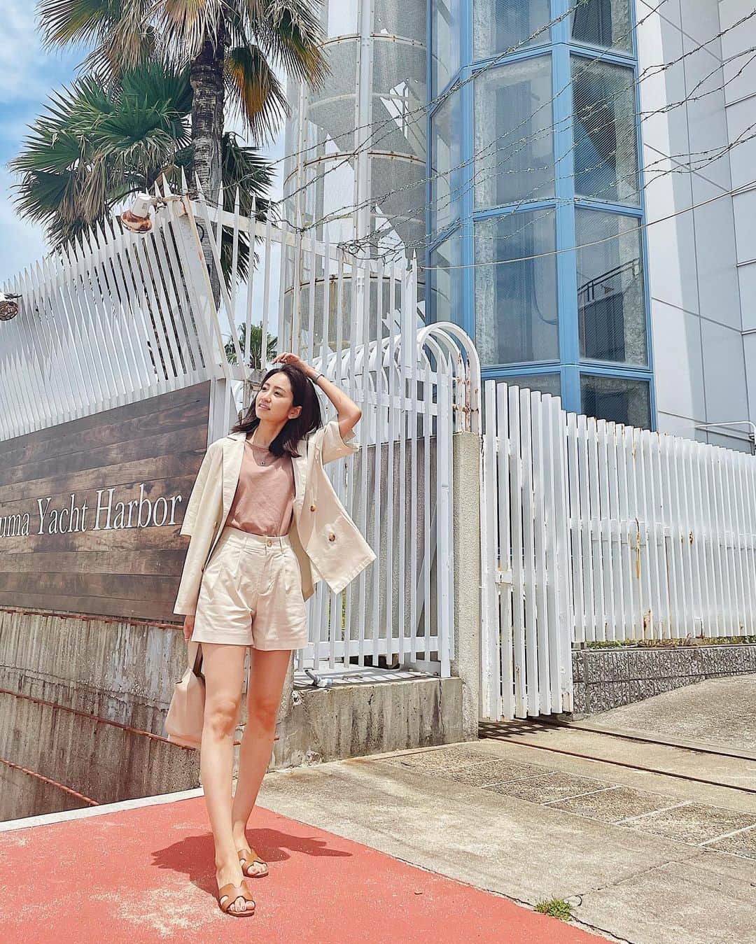 龍野伶奈のインスタグラム：「#タツレナコーデ 🌴 . jacket @kirakirashop_kg  tops @gu_global  pants @kirakirashop_kg  shoes @titivatejp  . 撮影で可愛い！！ってなった @kirakirashop_kg のセットアップ🥰 ショーパンいつ振りよ？ってくらい久々だったけど、ピタッとしてないから全然いけた💓 . #セットアップスタイル #セットアップコーディネート #ジャケット女子 #ジャケットコーデ #ジャケットスタイル #プチプラ通販 #プチプラコーディネート #カジュアルスタイル #ショーパンコーデ #大人gu部 #大人コーディネート #きれいめカジュアルコーデ #着回しアイテム」