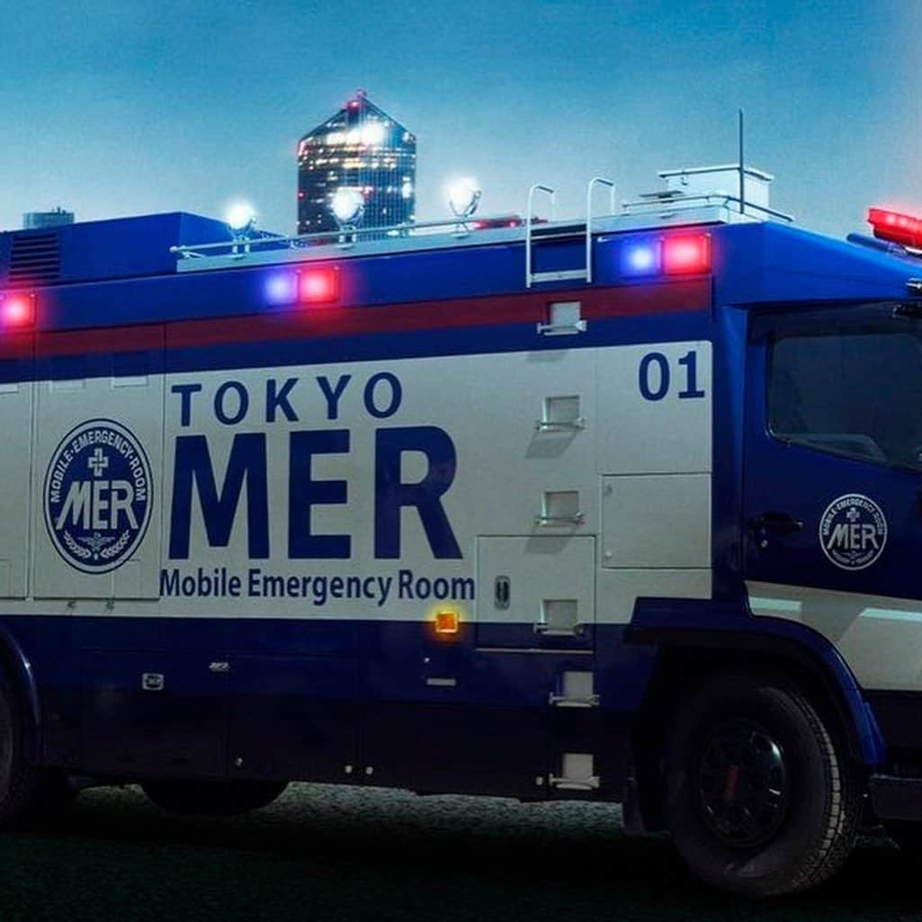 フォンチーさんのインスタグラム写真 - (フォンチーInstagram)「『TOKYO MER〜走る緊急救命室〜』の一話の放送から一夜が明けまして、家族や親友、友達やお世話になっている方々からの嬉しいお言葉やSNSでの皆様からの感想、思っていた以上の反響を頂けて、改めて、物凄い作品に携わらせて頂けているんだなと実感しております。 . 第一話は視聴率は14.1%と、良いスタートも切れました。 視聴して下さった皆様、ありがとうございました。 . 私が演じさせて頂いているのは、ベトナム人看護師の【ホアン・ラン・ミン】です。 . ミンは、より高度な日本の看護技術を学ぶために保護経済連携協定（EPA）で来日しました。 母国・ベトナムの為に日々最新の現場知識を学んでいます。 来日してから数年にも関わらず、努力家であるミンの日本語は少し片言ではあるものの流暢で、時に難解な日本語を繰り出して周囲を驚かす事もあります！笑 そして、日本のアニメや漫画、ことわざが大好きな一面もあるのです！ . 第一話で、とあるアニメのTシャツとキーホルダーを付けていたの気づいた方いますか(^^)？ . 早速ことわざもとあるシーンに出てきましたね♪(今後も出てくるかも…？) . 日本人メンバーに混じって奮闘するミンを是非、温かい目で見守って頂けたら嬉しいです。 . 時にミンにしか生み出せない発想で、チームの危機を救える存在になれたらいいな。 . 今回、医療もの、看護師役を演じさせて頂くとの事で、日々色んな事を勉強させて頂いています。 . 医療に携わっている友達、看護師の友達、作品にお力添えを頂いている医療関係者の皆様。 . 実際に日本でも看護師さんは不足しているとお聞きします。 近年、日本で働いているベトナム人の方は増えています。 看護師もその例外ではなく、2020年３月の時点では、実に90人程のベトナム人の方が看護師国家資格に合格しているそうなんです！ 実は、ベトナムでは看護師の国家資格自体、ないのです。 それはベトナムで「看護師」という職業自体がまだ発展途上と言う事。 日本だと医師のパートナーとして医療行為をして下さるだけではなく、入院者の身の回りの世話もして下さる看護師さんですが、ベトナムではここ40,50年位前までは「看護師」という仕事自体が認識されていなかったのです。 身の回りの世話など、日本では例えば家族が入院した場合は、体調変化は医師、身の回りの世話は看護師さんと認識があると思います。 しかし、ベトナムでは、家族が身の回りの事を面倒見る事が多いのです。 医療関係ではない普通の方にとって身の回りの世話は大変であり、未知で怖い部分が有りますよね。 看護師の方々には改めて感謝しないといけないなと演じながら思う日々です。 . いつかベトナムでも、とても大変だけど素敵な看護師と言うお仕事がもっと認識される日がくる事を願いながら、明日もミンに出来る事、MERの為に頑張ります(^^)！ . 第一話ご覧頂いた皆様、改めまして、ありがとうございました！！！」7月5日 23時38分 - fonchi1216