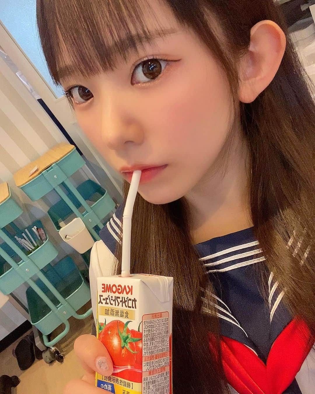 長澤茉里奈さんのインスタグラム写真 - (長澤茉里奈Instagram)「肌のためにはトマトジュースしか勝たんな日々だったけれど、写真集の撮影も近いし やっぱり肌のことは肌のプロに頼った方が早い。ということで 人生初　#カーボキシー　施術していただきました！🐯🥟 ぱちぱちじゅわじゅわの炭酸が肌にどんどん染み込んで、効いてる〜て感じ！ 1回の施術なのにニキビ跡が薄くなっていたのもびっくり😭 施術してくださったアヤミさん、めちゃくちゃ美しくて気さくでお肌についてたくさん教えてくれて女神でした、、、😭💕 もっとはやくお世話になりたかったサロンナンバーワンすぎた、、😭 お肌綺麗に保つためにもこれからも通いたいと思います😭❤️ ありがとうございました！ . #アンリミット#クリスティーナ#ハーブピーリング#カーボキシー#ハリウッドブロウリフトジェットピール#血流からアプローチ #月イチの楽しみ #月イチのご褒美 #メンテナンス #美容day」7月5日 23時39分 - marinanagasawa1008