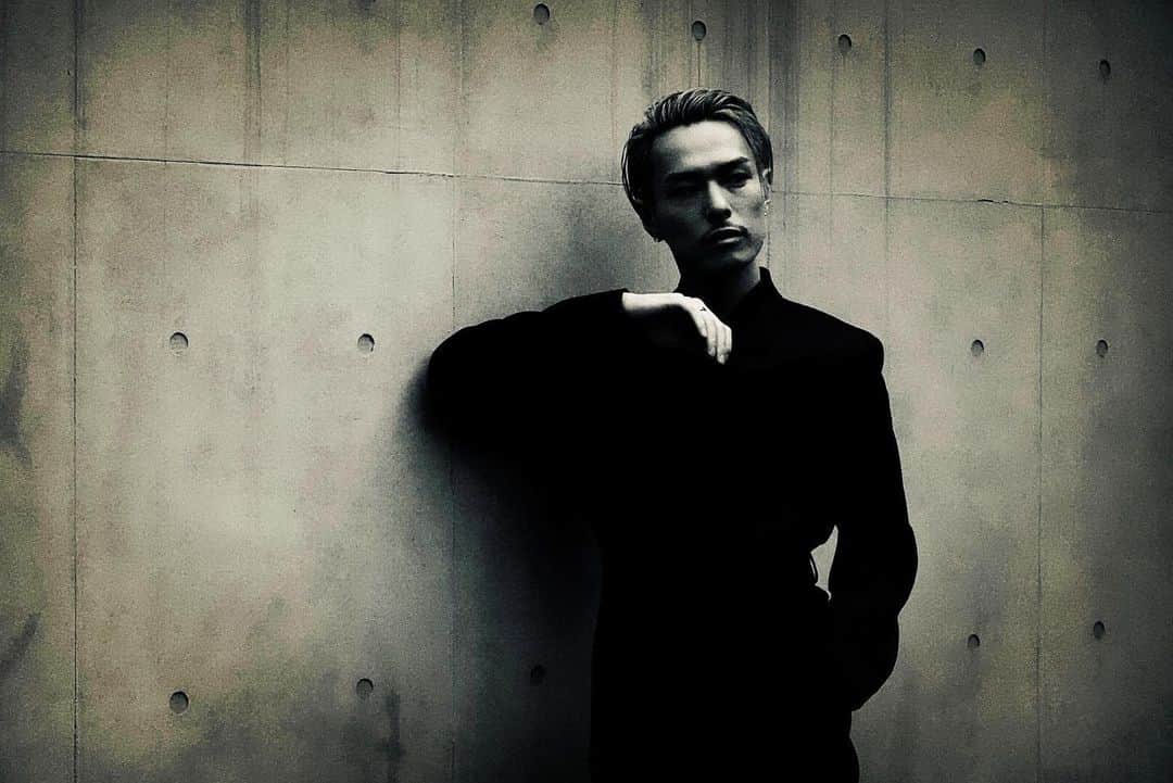 今市隆二のインスタグラム：「shooting  #RYUJIIMAICHI #今市隆二 #RILY #CHAOSCITY #FUTURELOVERS」