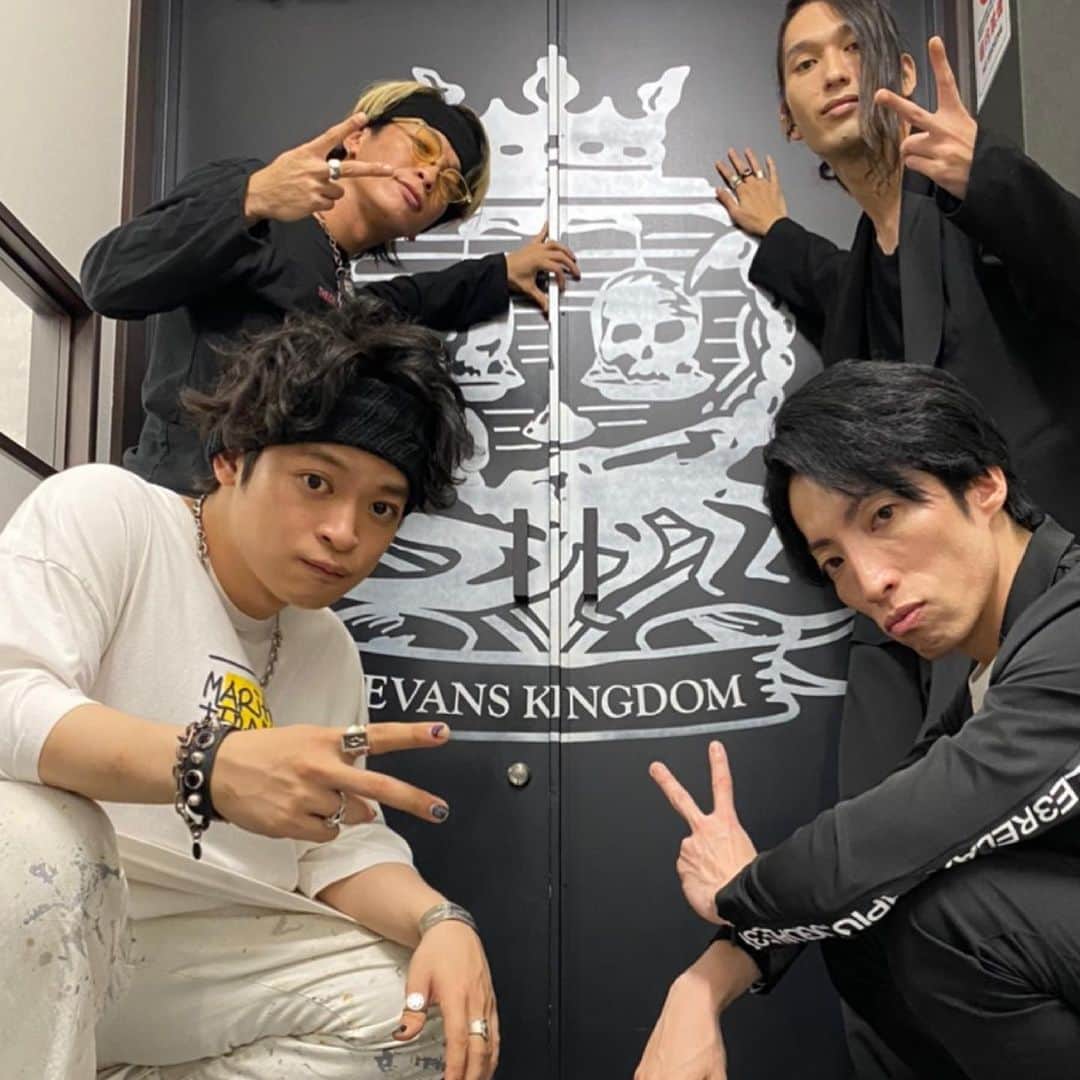 あきらかにあきらのインスタグラム：「ツアー１７ヶ所は奈良EVANS CASTLE HALL！ 地元でワイワイがやがやと。 さすが地元って感じで、愛と熱が強い強い。  会いたい人にも会えたし、なんと姉の次女も大きくなっておりました。  もうセミファイナルかー。  残りは1ヶ所🦌  #オーラル_TM」