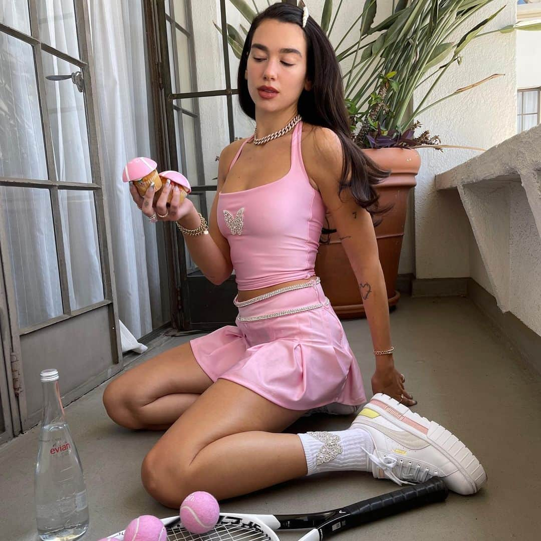 デュア・リパさんのインスタグラム写真 - (デュア・リパInstagram)「sad 2 miss Wimbledon this year but i’ve been getting in the spirit with @evianwater 💓🎾💓🎾💓」7月6日 0時06分 - dualipa