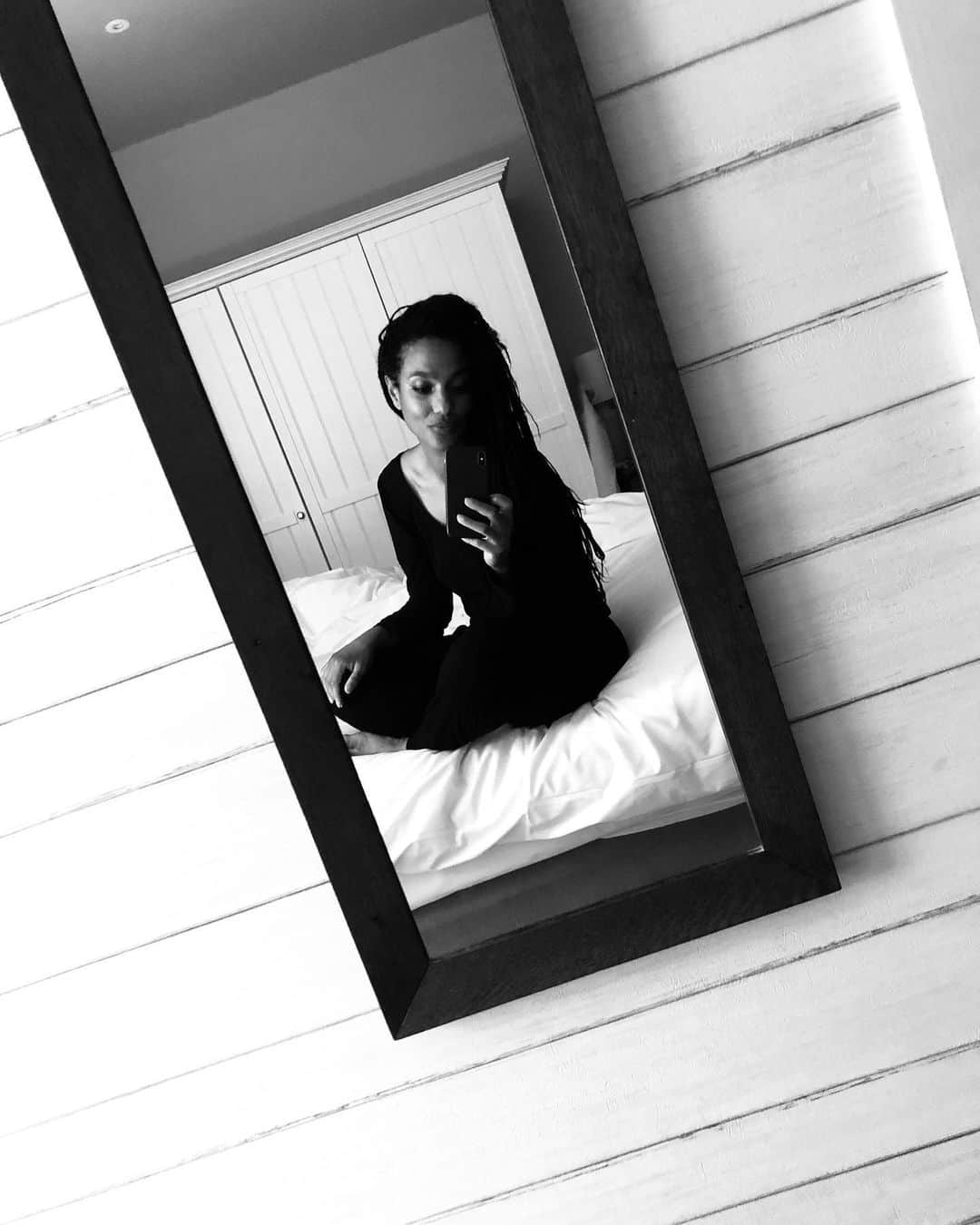 フリーマ・アジェマンのインスタグラム：「#mondaymusings  •  “Reflection… Looking back so the view looking forward is clearer.” – Unknown 👁‍🗨」