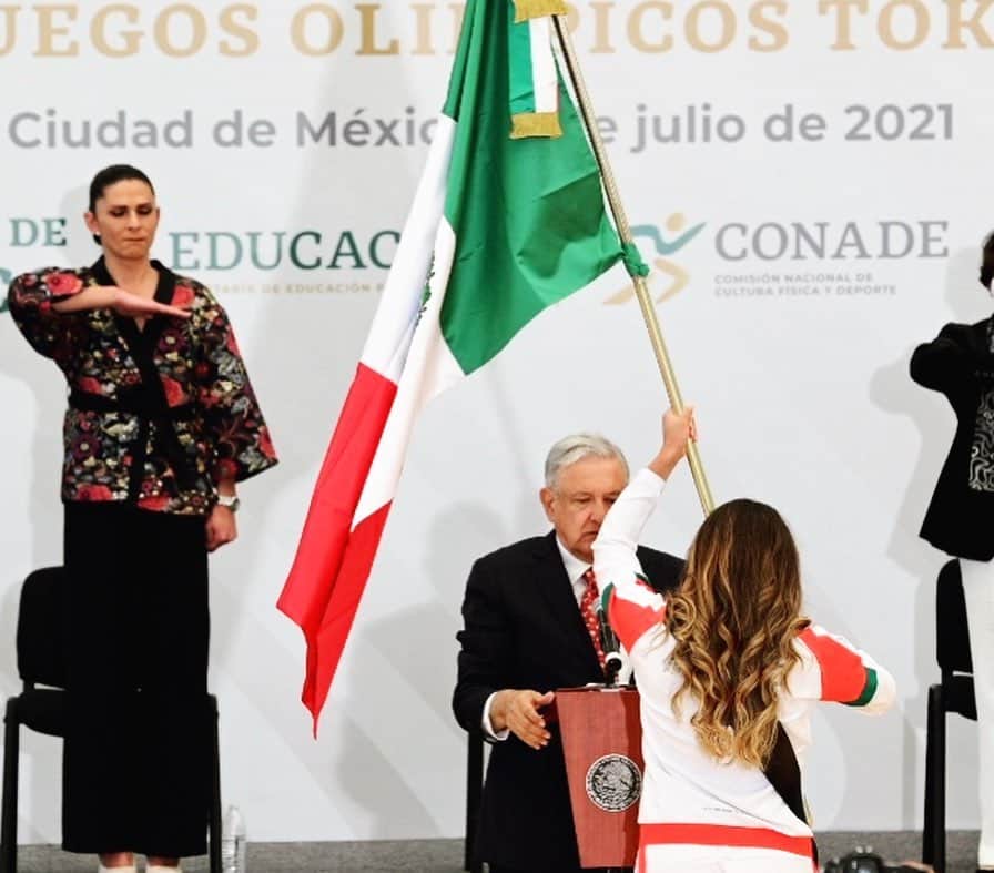 ギャビー・ロペスさんのインスタグラム写真 - (ギャビー・ロペスInstagram)「Acepto la responsabilidad de llevar la bandera Mexicana en nombre de todas y todos los atletas Mexicanos en estos Juegos Olímpicos #Tokyo2020 🇲🇽  Me llevo un cachito del corazón de todos USTEDES al cargar esta Hermosa Bandera. Mis compañeros y yo daremos el 200% para regresarle a México muchas alegrías! @cmteolimpicomex   VA POR TI 🇲🇽 VA POR MÉXICO  GRACIAS @gaberoux 📸POR ESTAR SIEMPRE CONMIGO! ♥️ familia  •••••  I accept the responsibility of carrying the Mexican flag in this upcoming Olympic Games #Tokyo2020  I take with me a little piece of everybody’s heart by carrying our beautiful flag ♥️ I know all my fellow competitors and I will give our 200% to bring back happy memories to our country.  VAMOOOOOS 🇲🇽」7月6日 4時22分 - gabylopezgolf