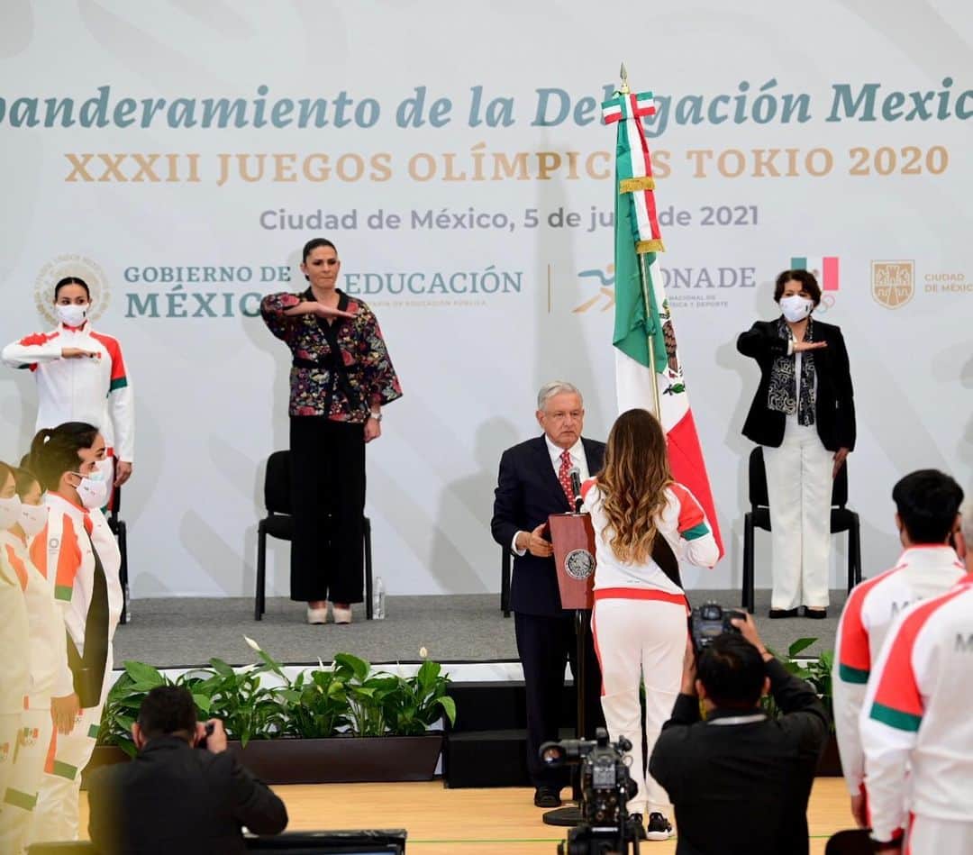 ギャビー・ロペスさんのインスタグラム写真 - (ギャビー・ロペスInstagram)「Acepto la responsabilidad de llevar la bandera Mexicana en nombre de todas y todos los atletas Mexicanos en estos Juegos Olímpicos #Tokyo2020 🇲🇽  Me llevo un cachito del corazón de todos USTEDES al cargar esta Hermosa Bandera. Mis compañeros y yo daremos el 200% para regresarle a México muchas alegrías! @cmteolimpicomex   VA POR TI 🇲🇽 VA POR MÉXICO  GRACIAS @gaberoux 📸POR ESTAR SIEMPRE CONMIGO! ♥️ familia  •••••  I accept the responsibility of carrying the Mexican flag in this upcoming Olympic Games #Tokyo2020  I take with me a little piece of everybody’s heart by carrying our beautiful flag ♥️ I know all my fellow competitors and I will give our 200% to bring back happy memories to our country.  VAMOOOOOS 🇲🇽」7月6日 4時22分 - gabylopezgolf