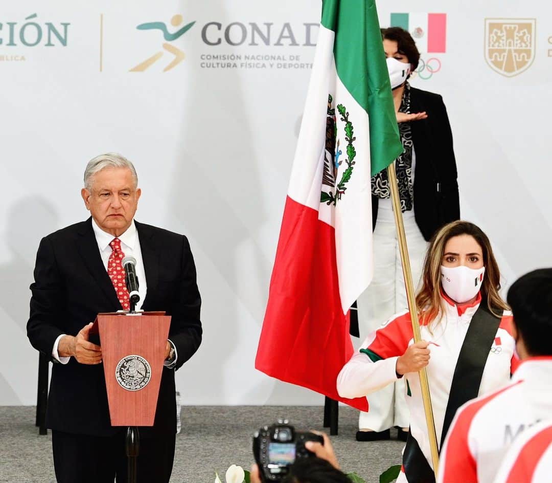 ギャビー・ロペスのインスタグラム：「Acepto la responsabilidad de llevar la bandera Mexicana en nombre de todas y todos los atletas Mexicanos en estos Juegos Olímpicos #Tokyo2020 🇲🇽  Me llevo un cachito del corazón de todos USTEDES al cargar esta Hermosa Bandera. Mis compañeros y yo daremos el 200% para regresarle a México muchas alegrías! @cmteolimpicomex   VA POR TI 🇲🇽 VA POR MÉXICO  GRACIAS @gaberoux 📸POR ESTAR SIEMPRE CONMIGO! ♥️ familia  •••••  I accept the responsibility of carrying the Mexican flag in this upcoming Olympic Games #Tokyo2020  I take with me a little piece of everybody’s heart by carrying our beautiful flag ♥️ I know all my fellow competitors and I will give our 200% to bring back happy memories to our country.  VAMOOOOOS 🇲🇽」