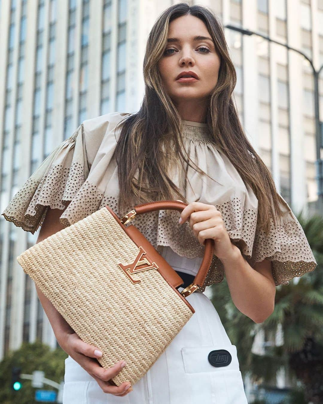 ミランダ・カーさんのインスタグラム写真 - (ミランダ・カーInstagram)「Obsessed with this raffia and leather Capucines bag 🥰 #LVCapucines @louisvuitton」7月6日 5時09分 - mirandakerr