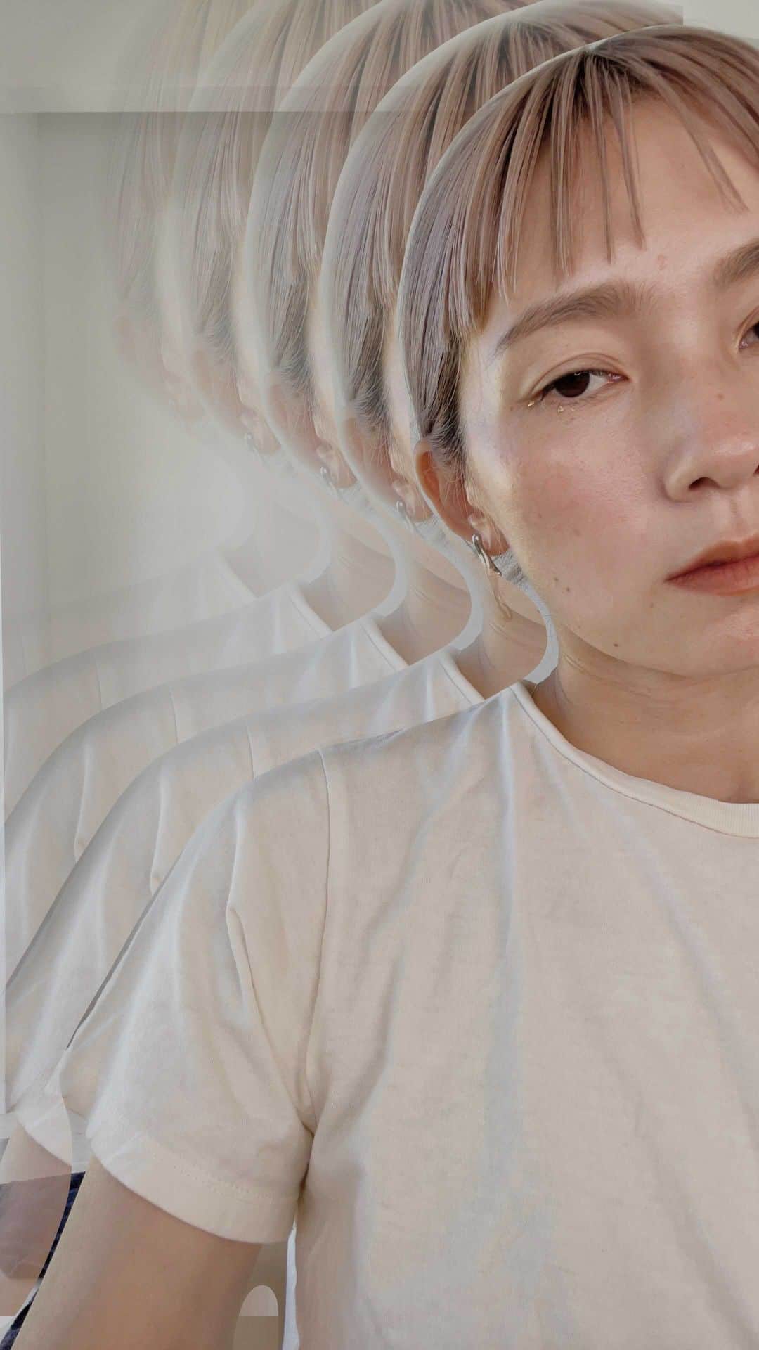 のインスタグラム：「Debris Makeup 目の下に不均等な箔を細かめにつけました。 #mitomamakeup #partymakeup」