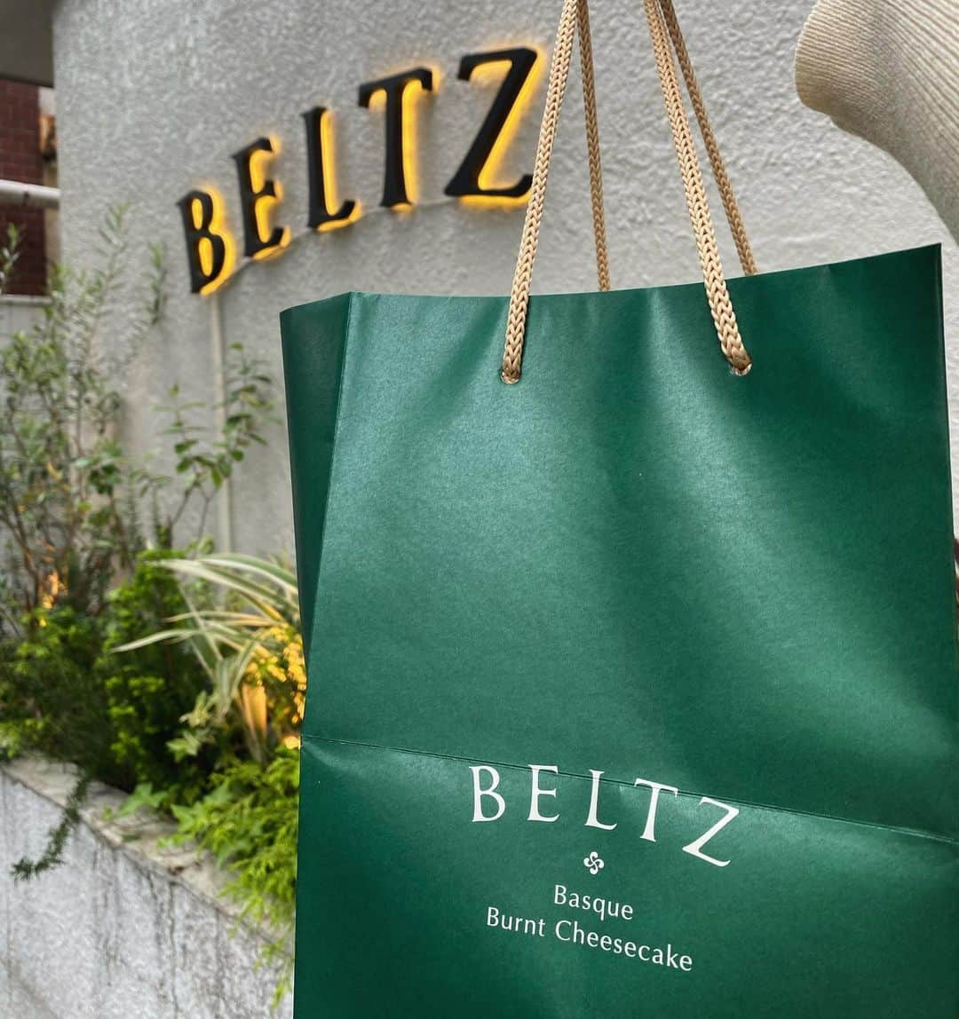 大川成美さんのインスタグラム写真 - (大川成美Instagram)「【BELTZ】 一番好きなケーキ バスクチーズケーキ専門店 ． 大好きすぎてひとりで ワンホール食べるし。 家族にも送ったりする…笑 ． ． 我慢できなくて ケーキの写真撮る前に食べちゃうから無かった。笑 ． ． 東京に来たら是非いってみてね ． 通販もあるよ。 PRとかじゃなくて本当にだいすき🙂💗🙏 ． ． #beltz #チーズケーキ #バスクチーズケーキ #カフェ巡り #スイーツ部#東京スイーツ」7月6日 7時30分 - naru_coco