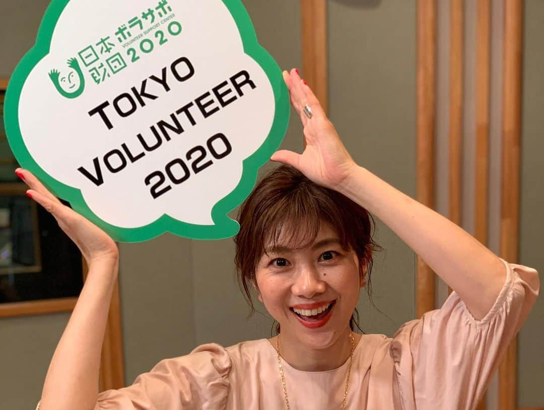 潮田玲子さんのインスタグラム写真 - (潮田玲子Instagram)「先日、 TOKYO VOLUNTEER2020 英会話タイムトライアルフェスティバルのＭＣを務めさせて頂きました！ TOKYOボランティアの方々はみなさん意欲的で大会に役立つフレーズやいろんなシュチュエーションに応じた英会話をスティーブ先生、ジェニーさんにレッスン、トレーニングしてもらいました😍🙏 こんなに楽しいレッスンは初めて！というほど私も学ばせてもらいました〜😍☝️ スティーブ先生、ジェニーさん、日本財団ボラサポの皆さん、関係者の皆さんありがとうございました🙋‍♀️   #tokyovolunteer2020 #英会話 #タイムトライアルフェスティバル #オンラインレッスン #日本財団ボラサポ #英会話って楽しい #MC」7月6日 9時11分 - reikoshiota_official