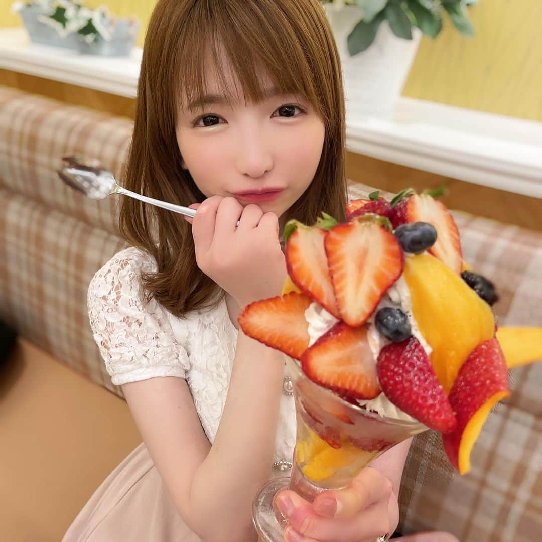 もえのあずきさんのインスタグラム写真 - (もえのあずきInstagram)「いちごとマンゴー🍓 パフェとハンバーグとカレーたべた☺️💓  #いちごパフェ #マンゴーパフェ #フルーツ大好き#フルーツパーラー #フルーツ部#ハンバーグ#大食い#もえあず」6月12日 18時36分 - moeazukitty