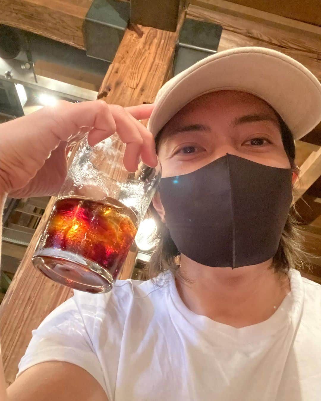 山下智久さんのインスタグラム写真 - (山下智久Instagram)「歌練習後の最近のルーティン。 #アイスコーヒー 最高です！  #Icecoffee after vocal training is pure fire.  #カフェ #ランチ」6月12日 17時09分 - tomo.y9