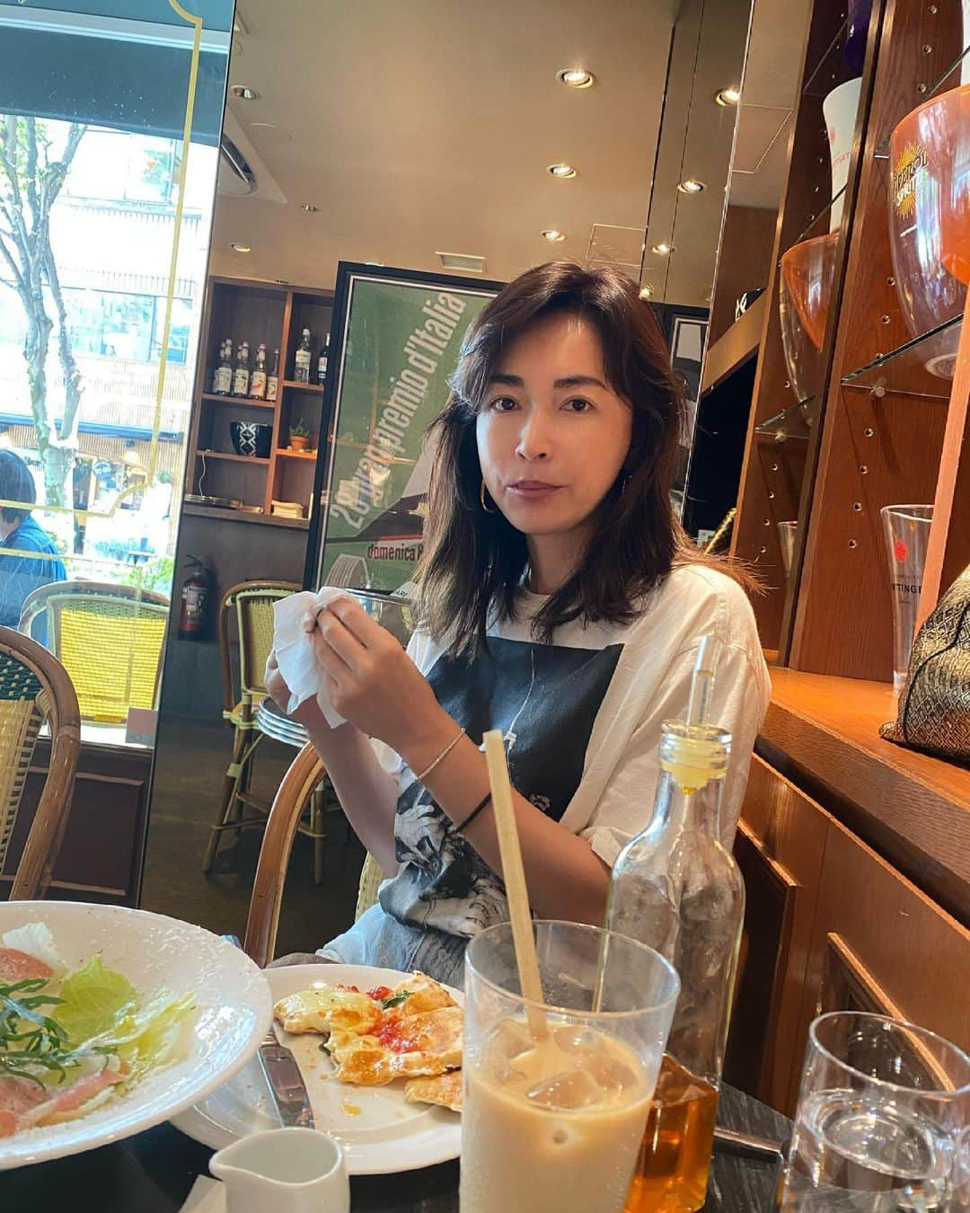 長谷川京子さんのインスタグラム写真 - (長谷川京子Instagram)「週末の娘との定例ランチ。 ランチ後はそのまま...漢字のテスト勉強へ😁 #weekend#weekendlunch」6月12日 17時16分 - kyoko.hasegawa.722