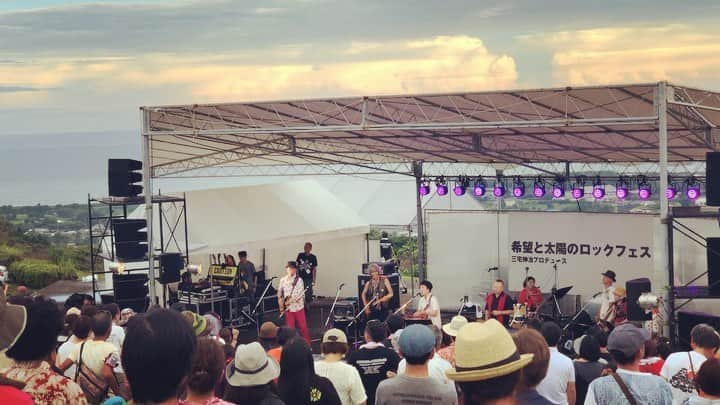 間慎太郎のインスタグラム：「もうすぐ夏がきますねー！ 夏といえばフェス‼️  懐かしの動画を。  いつかまた皆さんと騒げる日がくることを願ってます✨  #夏 #フェス ＃夏フェス  #間慎太郎 #baby」