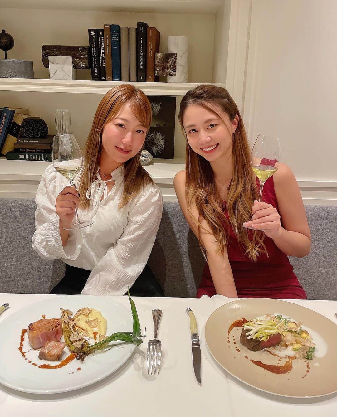 のインスタグラム：「少し早めのこんばんは⭐️ . 載せられてなかった4月の写真❤️👭🍽 . @saki_oshio と一緒に @maison_the_raysum でフレンチを食べた時の💕😍 . いやぁ〜ほんとに美味しかったなぁ🥺そしてまた @the_raysum に行きたい🥺❤️ . 今日も1日お疲れ様でした✨ .  #ゴルフ#ゴルフ女子#golf#golfgirl#golfswing#ゴルフスイング#sports#スポーツ#スポーツ女子#골프#골프여자#尔夫球#高尔夫#ゴルフウェア#golfwear#theraysum#ザレーサム#群馬#フレンチ#french」
