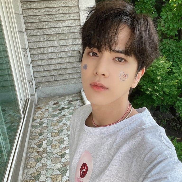 ヨンフンのインスタグラム：「(영훈) 스티커 🐻 #THEBOYZ #더보이즈 #YOUNGHOON #영훈」