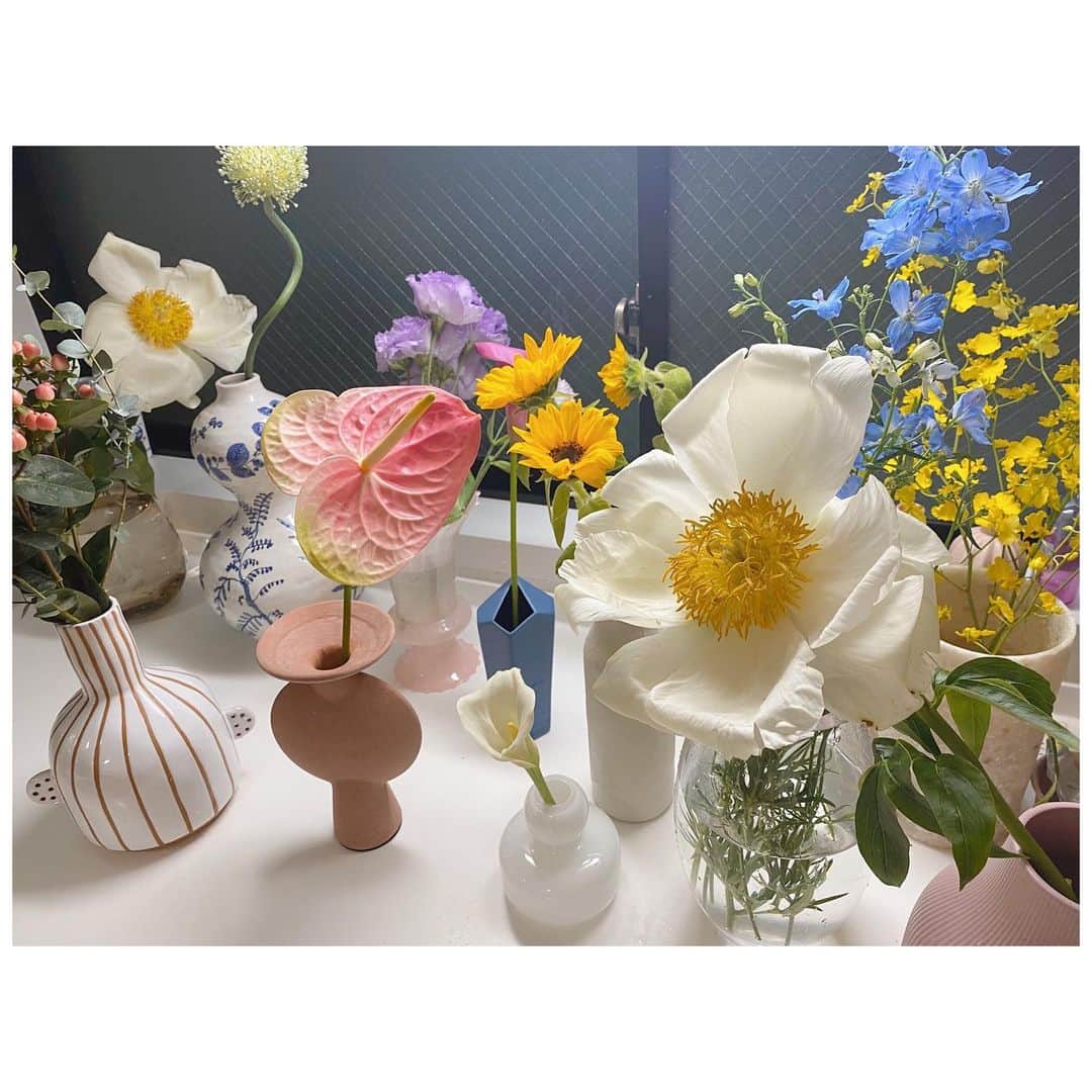 近藤千尋のインスタグラム：「長女とお花をどの花瓶に入れるか 決める時が一番平和な時間だ🕊🌼 でも早くしないと 次女が泣き出すんだな、毎回。笑😮‍💨✌️ リビング、玄関、ダイニング、寝室に バラバラに置いていくよ〜✨  そんな土曜日でした🌵😘 みんなは何してましたか🤍🤍🤍  #リールにも載せたから見てね」