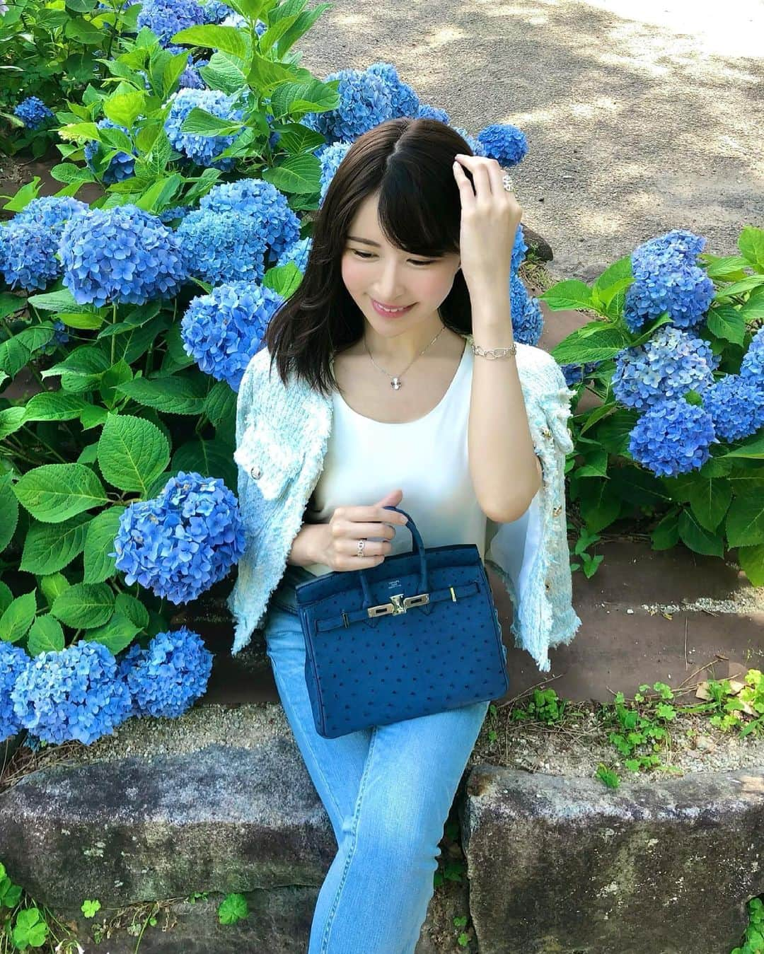 Manaさんのインスタグラム写真 - (ManaInstagram)「💠💙🍃 𝑩𝒆𝒂𝒖𝒕𝒊𝒇𝒖𝒍 𝒉𝒚𝒅𝒓𝒂𝒏𝒈𝒆𝒂𝒔♡ . おはようございます😊 紫陽花と一緒にブルーコーデをご紹介🐾 . 最近ハマっている無地の白Tシャツに 可愛い水色のツイードジャケット . デニムも水色で合わせて 締まりが出るようにネイビーのバッグを持ちました🐶 . . . 改めて、わたしはやっぱり青が一番好き💘 なんだか心がホッとする💙 . 皆さんは何色がお好きですか？ . . . . 今日も素敵な一日になりますように♪ . . . . Jacket： @maison_de_lyla Pants： @jet_losangeles Bag： @hermes Sandal： @charleskeith_jp . . . . . #日本の四季 #自然が好き #紫陽花 #あじさい #アジサイ #あじさい祭り #お花のある暮らし #花のある生活 #紫陽花の季節 #夏コーデ #白tシャツ #初夏 #梅雨明け #ブルーコーデ #パンツコーデ #デニムコーデ #ジャケットコーデ #キレイめコーデ #大人可愛い #きれいめカジュアル #バーキン25 #birkin25 #hydrangea #hydrangeas #flowerstagram #flowergarden #2021夏 #2021summer」6月12日 9時29分 - mana.tcy