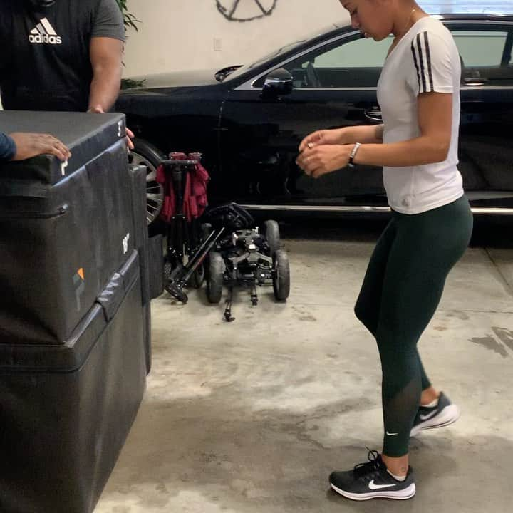 Whitney ROWEのインスタグラム：「visualize. then do it. box jumps are one of my favorite exercises to do! 45in what should I attempt next?」