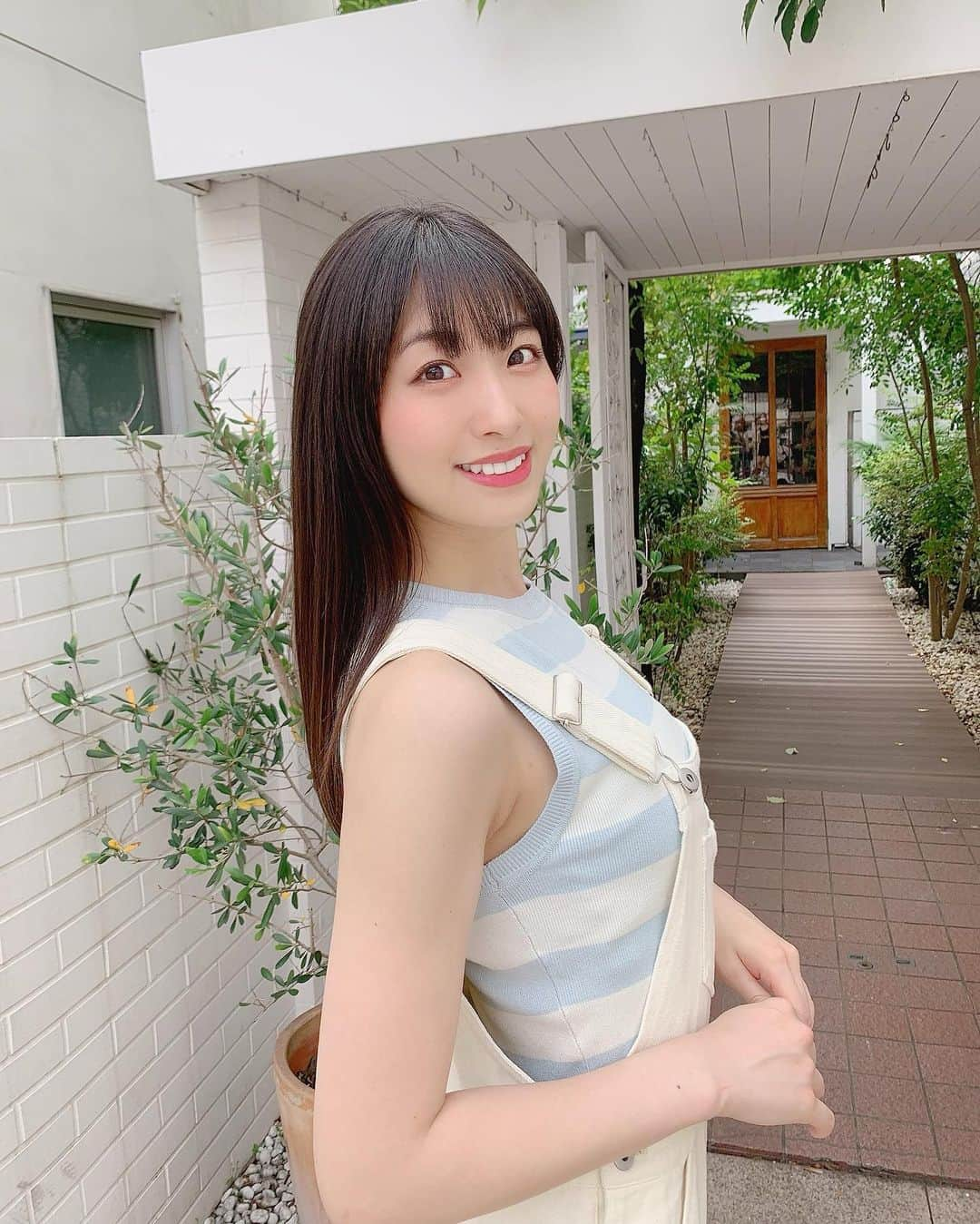 関根ささらさんのインスタグラム写真 - (関根ささらInstagram)「New hair💇🏻‍♀️🤍🌈 さらさらささら〜〜です👼🏻🎈笑 . . 梅雨に入るので #ケアストレートパーマ をかけてきました♡今朝シャンプーして乾かしただけなのにとぅるんとぅるんのストレートヘア完成してて感動しまくってる……！！！しかもトリートメントしたと思ってたらまさかのしてないことが判明してさらに感動！トリートメントせずにこのさらさら！！感動！！🥺👏💗 . . 元の髪がかなりの癖毛＆太くてコシのある髪質なので、この時期は抑えないとどうしても広がってしまうのです🥲🥲ストレートかけると傷んでしまってた時代もあるのだけど全く傷んでもないしさらさらストレートだし最高の気持ち🥰🥰💗 . . 昨日Twitterにも載せた写真が好評で嬉しいのでインスタにも載せておくね♡2・3枚目はインスタ初出し写真💐 . . #newhair #ストレート #ストレートヘア #ストレートパーマ #縮毛矯正 #ヘアケア #log @log_omotesando #表参道サロン #表参道美容室 #表参道ヘアサロン #ヘアサロン #美容室 #美容 #haircare #髪質改善 #髪質改善ストレート」6月12日 10時11分 - sasarasekine